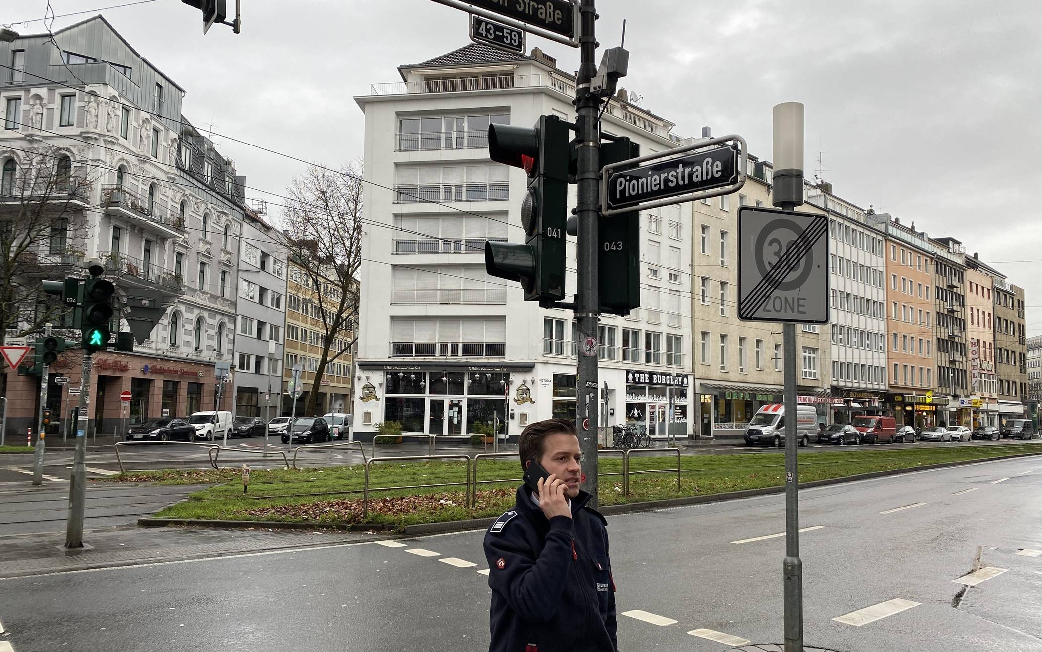  Der „Notruf“ an der Pionier-/ Ecke Graf-Adolf-Straße ist abgesetzt, die Leitstelle bekommt den genauen Standort auf dem Schirm angezeigt (Bild unten). Foto: Stadt/ Feuerwehr 