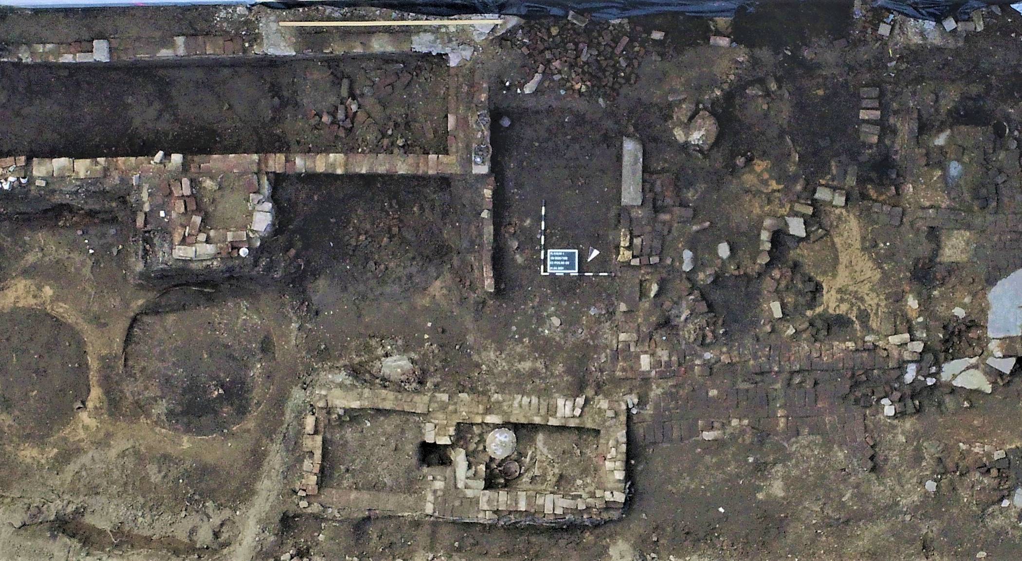  Die Grabungsfläche in Gerresheim: Auf der linken Bildfläche sind die kreisrunden Umrisse der Holzfässer im Boden erkennbar. 
