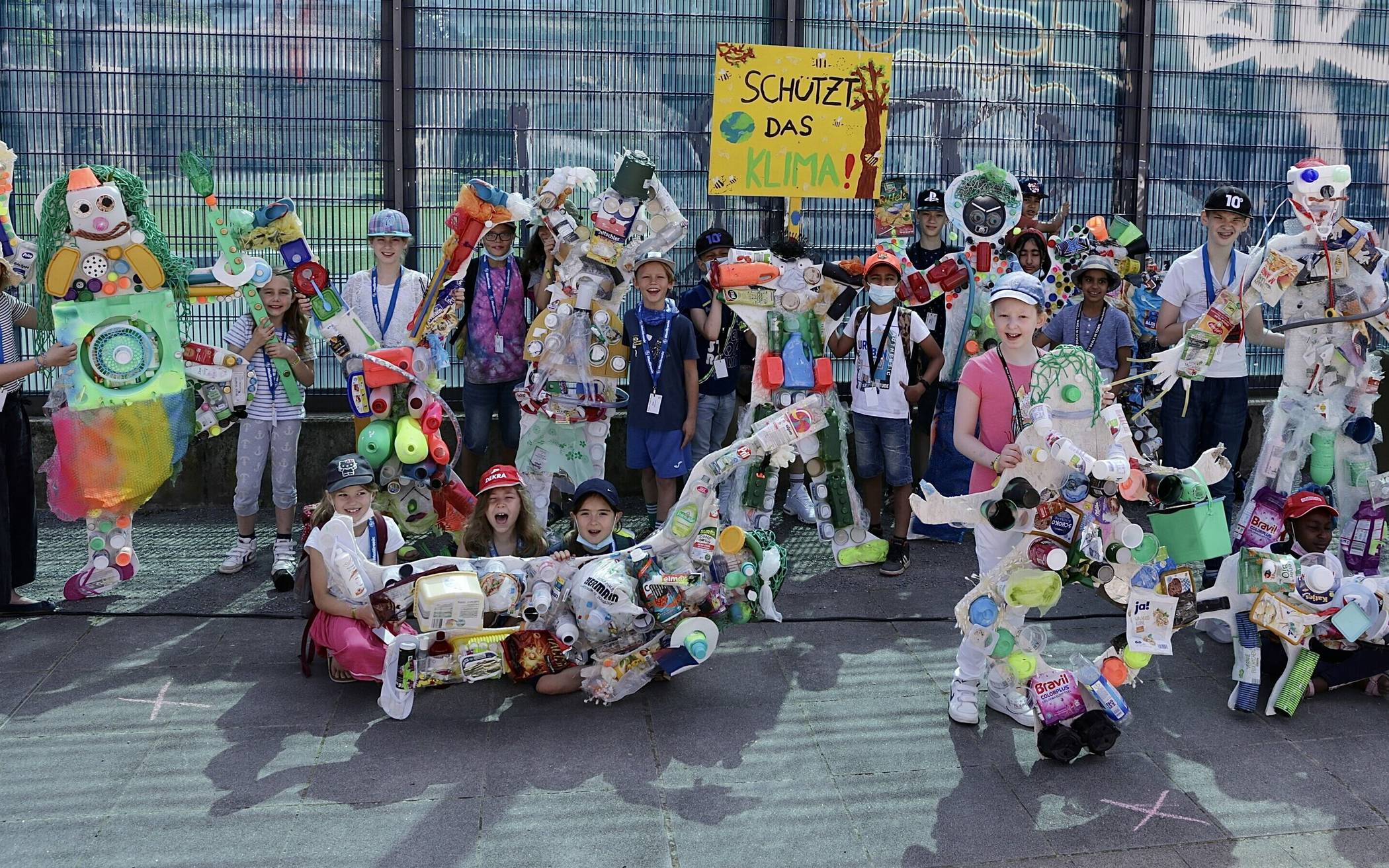  Die am Projekt „Plastic People“ beteiligten Kinder vor ihrer Müllskulptur. 