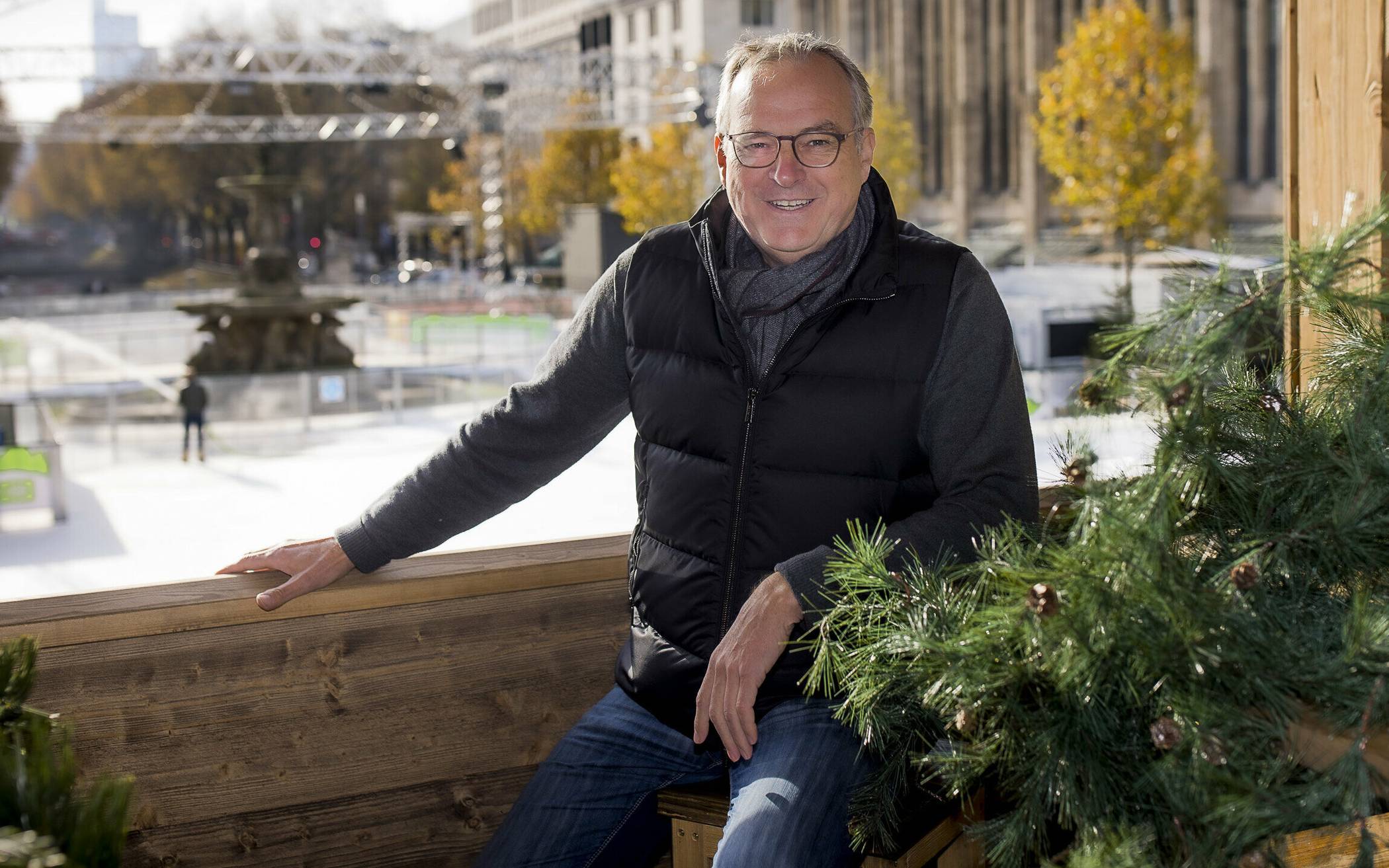 Winterwelt-Veranstalter Oscar Bruch jr. an der Eisbahn am Corneliusplatz. 