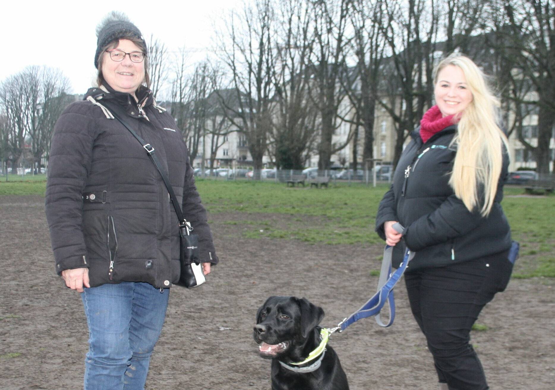 Hundebesitzerinnen Jeanette (r.) und Gabriele Ludwig mit Hund „One“ auf dem Auslaufplatz im Rheinpark Golzheim - „Ich weiß von Tieren, die sich verletzt haben.“ 