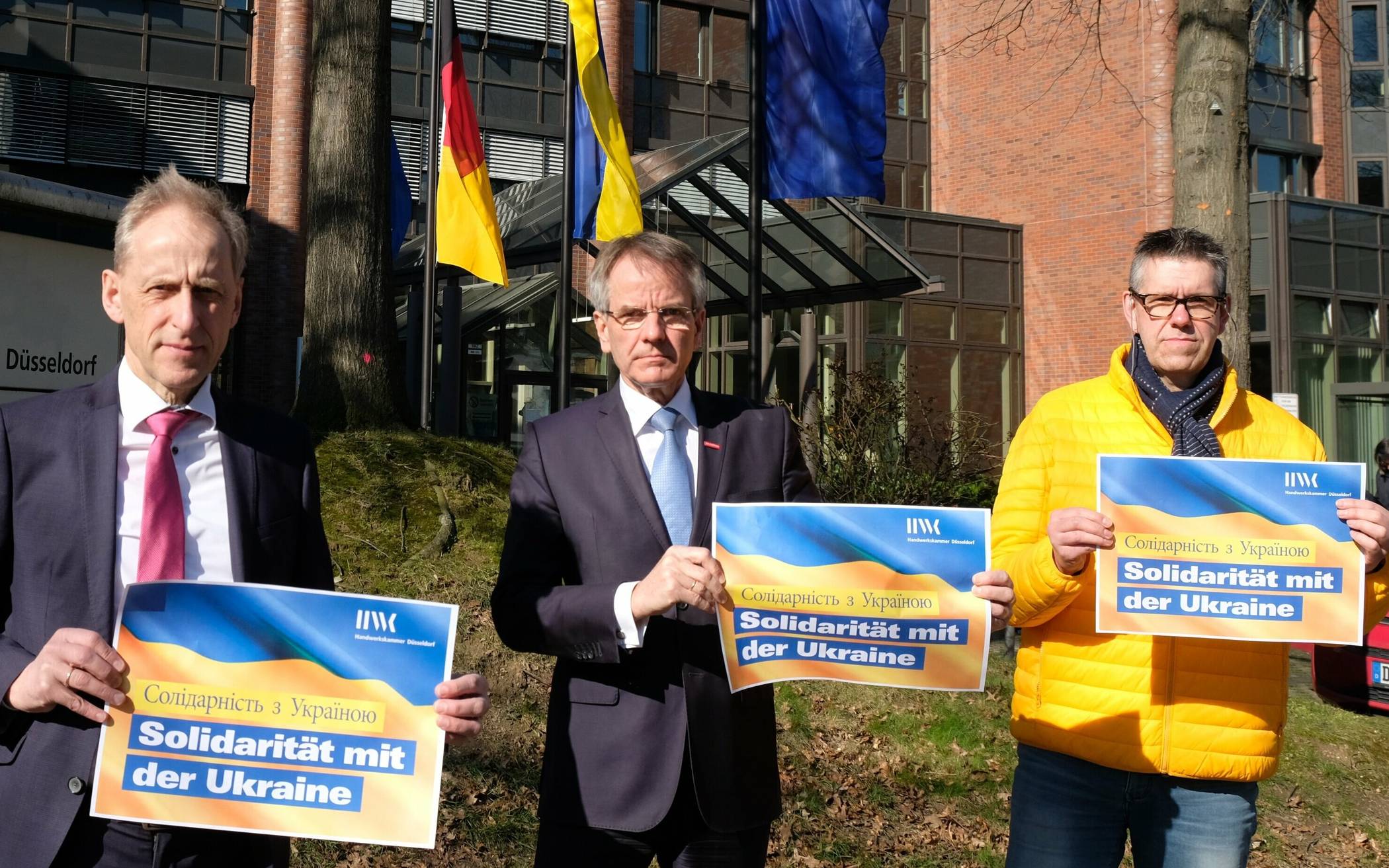  Flagge zeigen bei der Handwerkskammer: (v.l.): Hauptgeschäftsführer Axel Fuhrmann, Präsident Andreas Ehlert und Personalratsvorstand Knut Koch. 