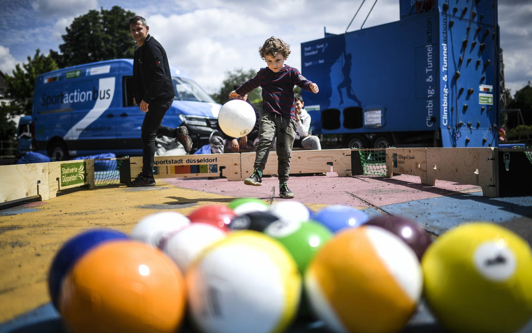  Der Düsseldorfer Anton Weber, selbst Vater von drei Kindern, hat das Spiel „Ballbande“ - eine Art Fußball-Billard - nach eigenen Plänen konzipiert. Es ist neuer Bestandtteil des Sportactionbus-Angebots.  