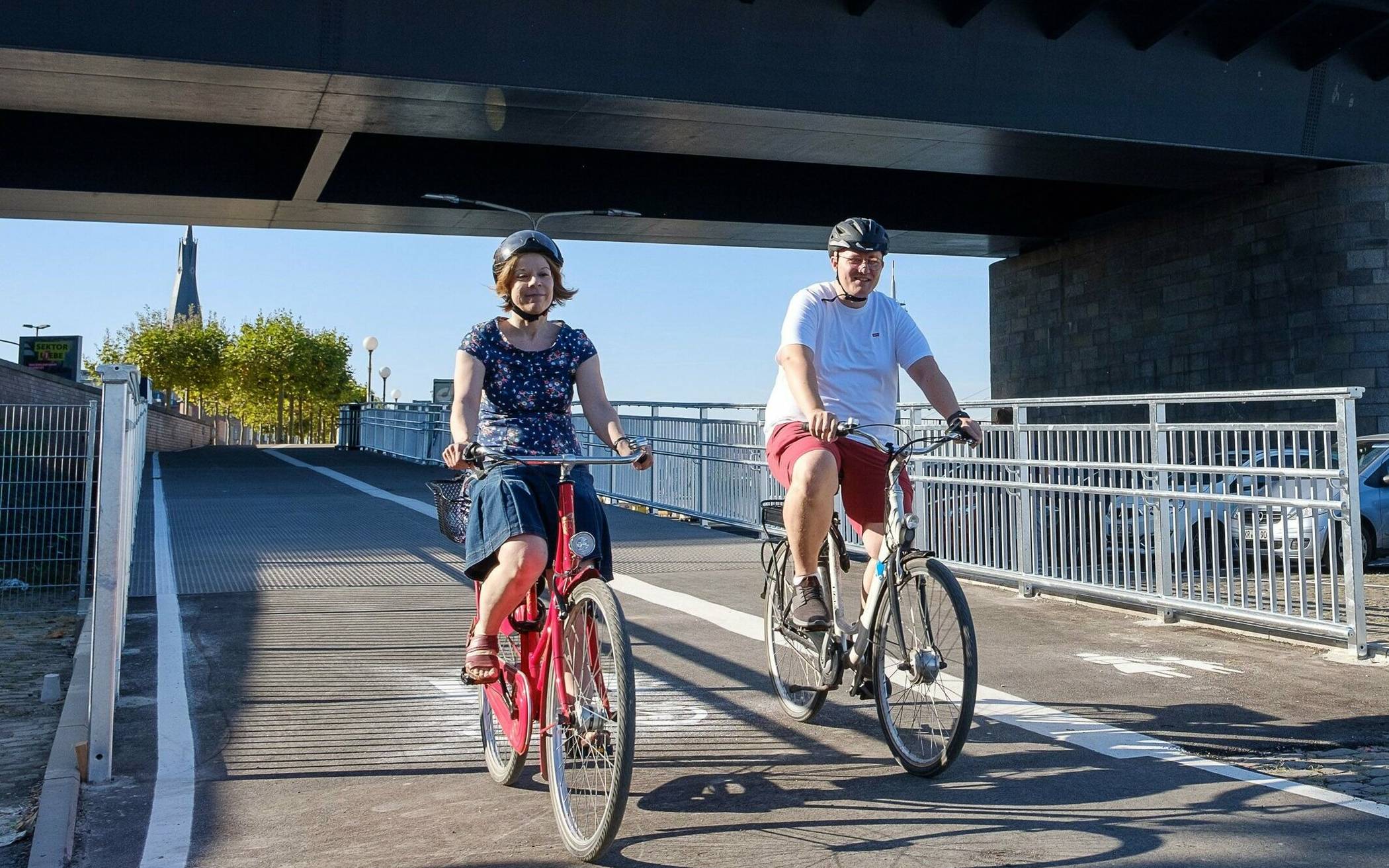 Die neue Rampe am Joseph-Beuys-Ufer für Radfahrer und Fußgänger - Birgit Muéll und Florian Fuchs vom Amt für Verkehrsmanagement nutzten die Gelegenheit.