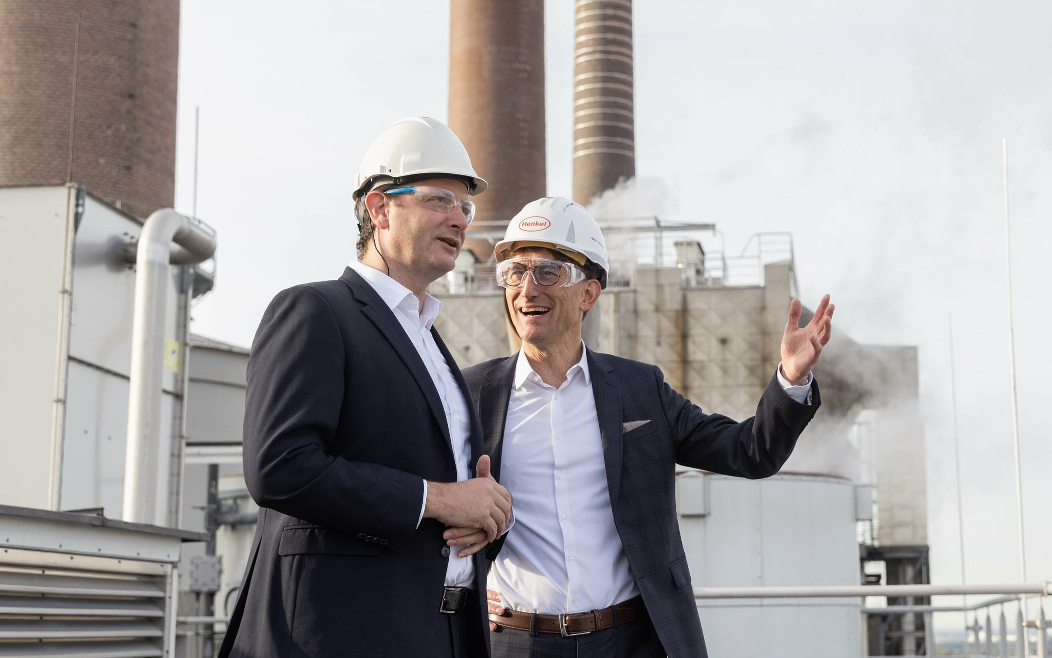 Fernwärme-Partner: Stadtwerke-Vorstand   Julien Mounier (l.), mit Henkel-Standortleiter Dr. Daniel Kleine.