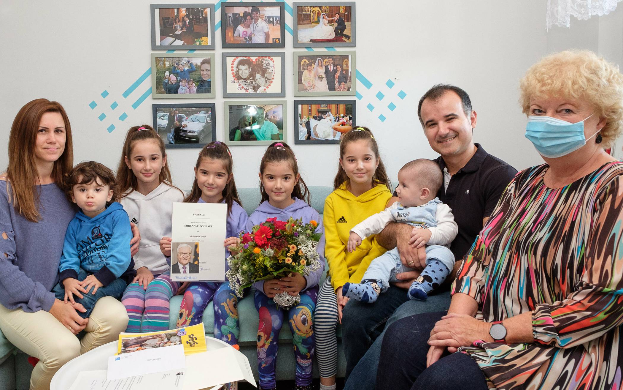 Ratsfrau Constanze Mucha überreicht die Urkunde zur Ehrenpatenschaft des Bundespräsidenten an Marzena Maria und Dragan Padan. Ihr Sohn Aleksander ist das siebte Kind der Familie.