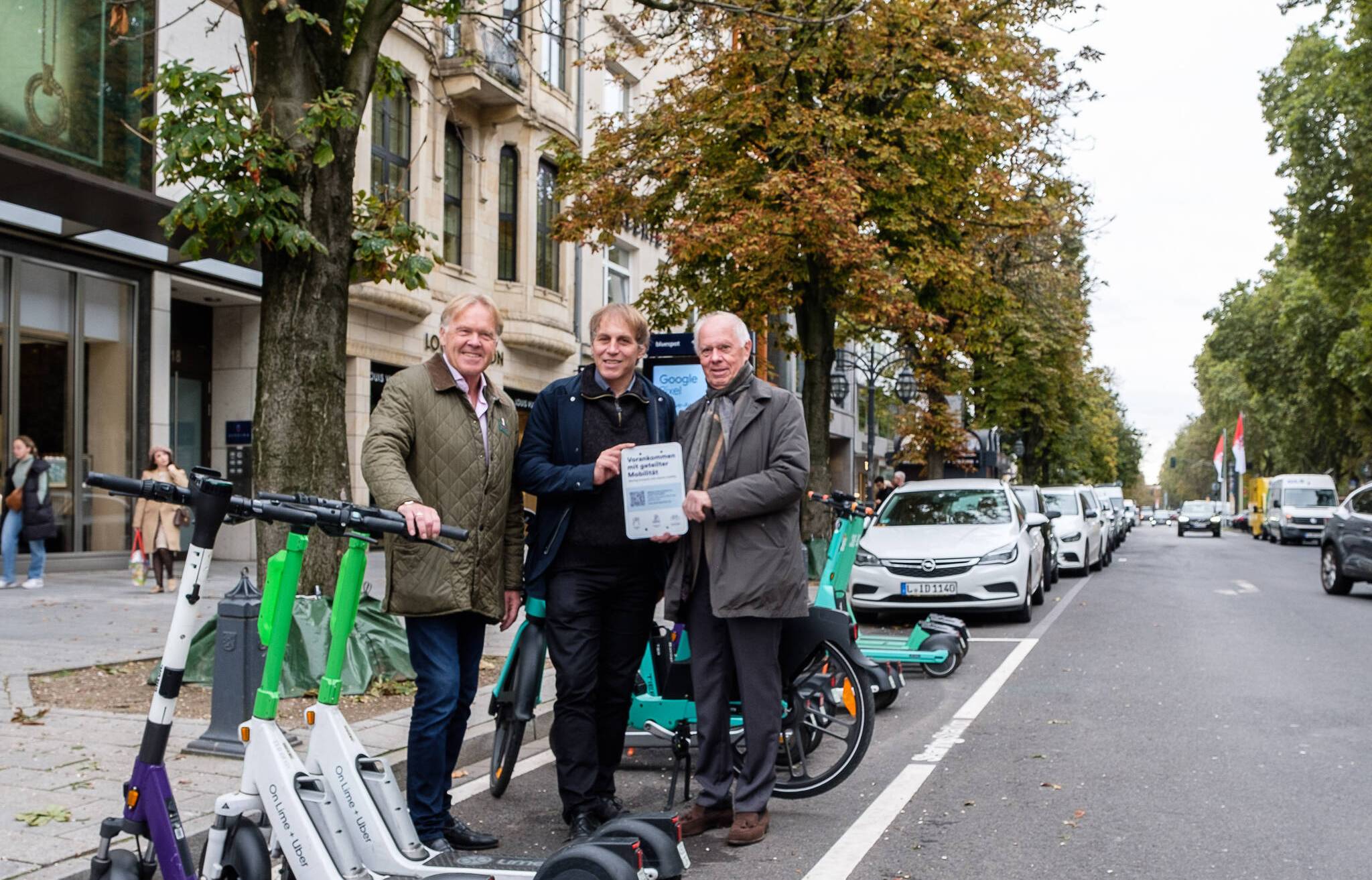 Mobilitätsdezernent Jochen Kral hat gemeinsam mit Peter Wienen und Hans Meijers, IG Kö, die eingerichteten Parkflächen für E-Scooter und sonstige Kleinfahrzeuge auf der Königsallee vorgestellt.