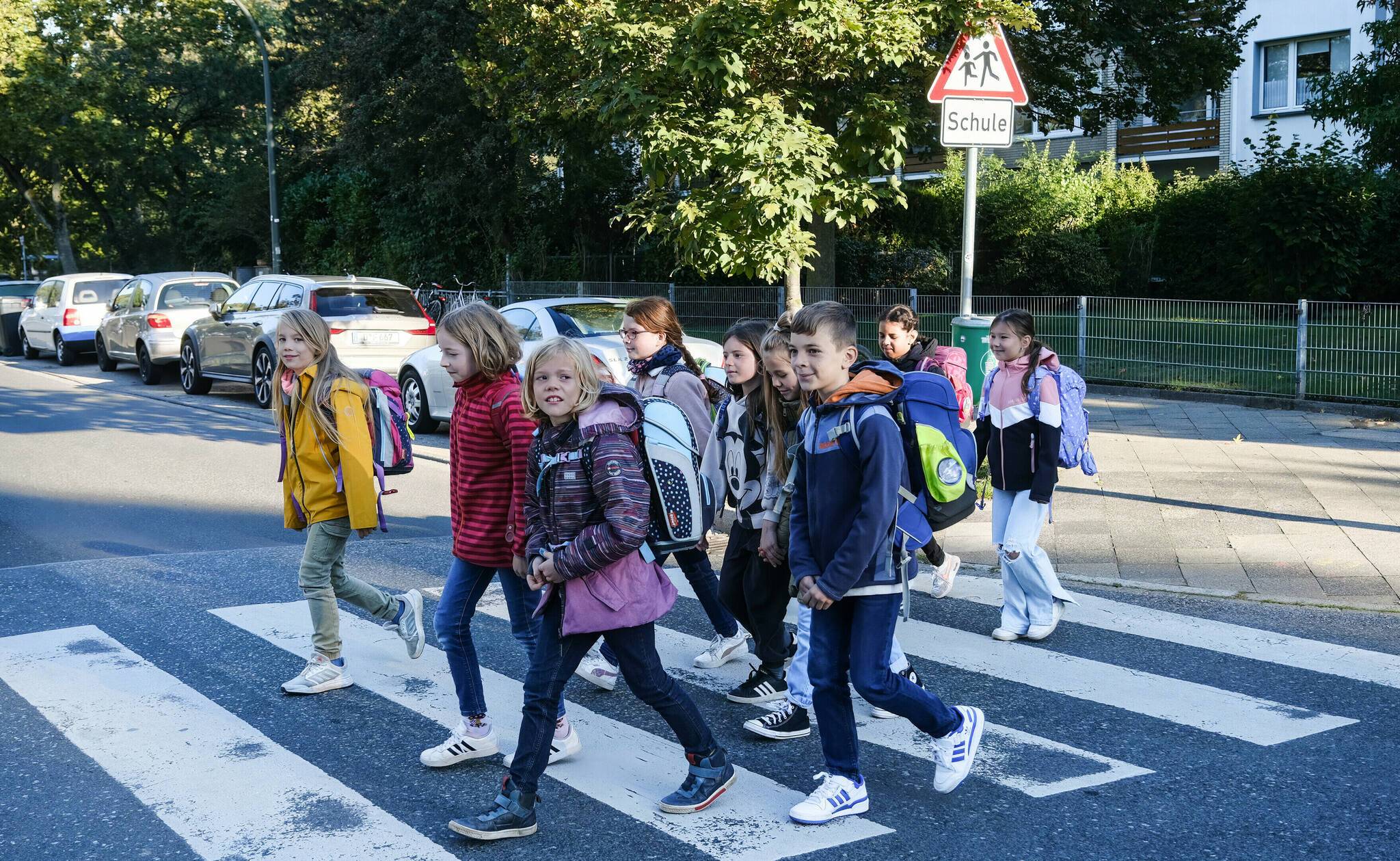 Schüler der dritten Klassen der Sternwartschule, Im Dahlacker, zeigen wie es richtig geht: Zu Fuß und über den Zebrastreifen gehen sie zur Schule.