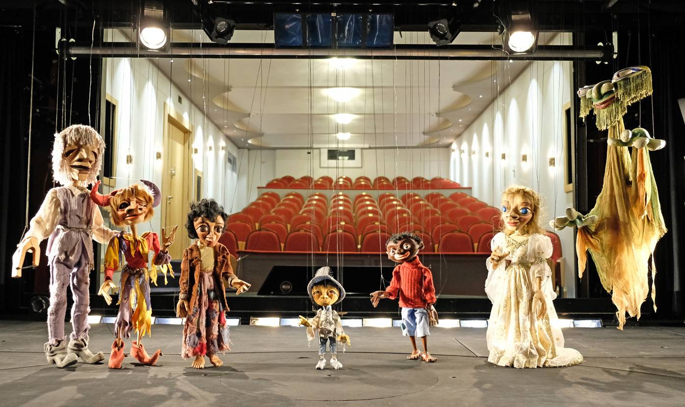Düsseldorfs Marionetten-Figuren im neuen, umgebauten Theater