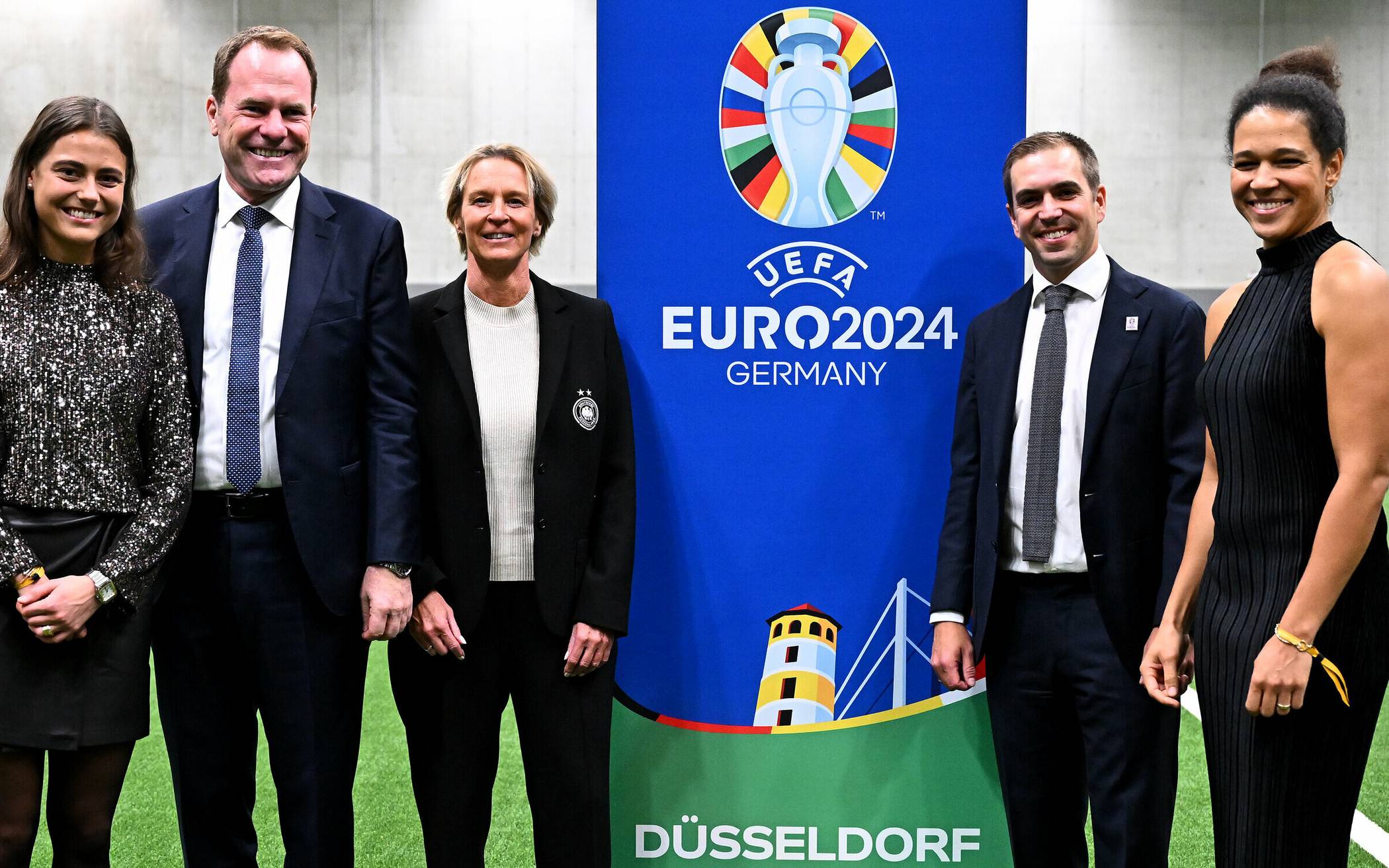  OB Dr. Stephan Keller (linke Seite, m.) mit den Düsseldorf-Botschafterinnen Selin Oruz und Martina Voss-Tecklenburg sowie Turnierdirektor Philipp Lahm und UEFA-Botschafterin Celia Sasic (v. l.). 