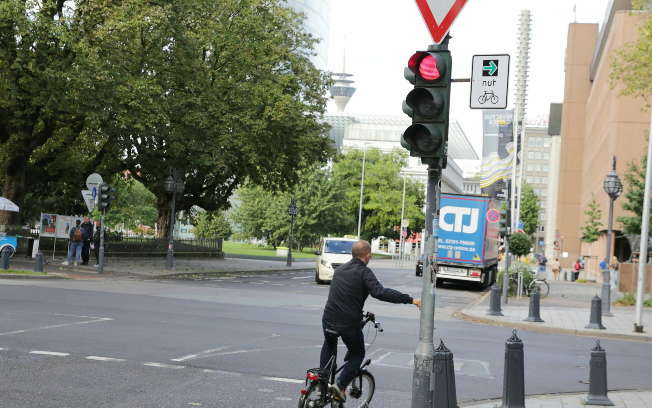  Wird von den Radlern direkt gut angenommen: der neue Grünpfeil an der Königsallee, Ecke Bahnstraße.   Foto: Stadt/ Ingo Lammert 
