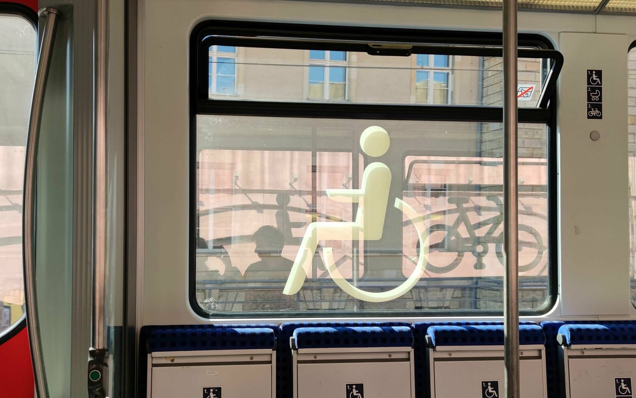 Sitzplätze für mobilitätseingeschränkte Personen im öffentlichen Nahverkehr. Welche Barrieren aber erschweren den Alltag in der eigenen Wohnung?