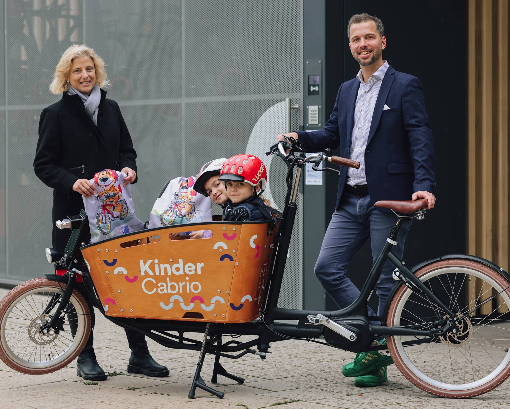  Vorstellung des neuen Leihlastenrades mit Kindertransportfunktion an der Mobilitätsstation Kirchplatz durch Katharina Metzker, Leiterin des Amtes für Verkehrsmanagement, und Dr. David Rüdiger, Geschäftsführer der Connected Mobility Düsseldorf. 