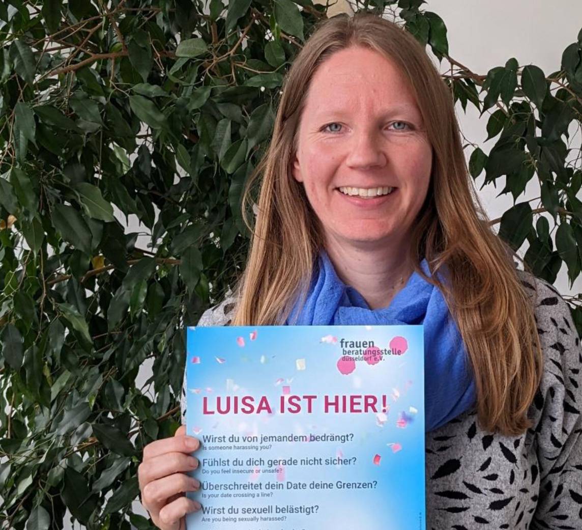 Lena Löwen mit „Luisa ist hier“-Plakat.