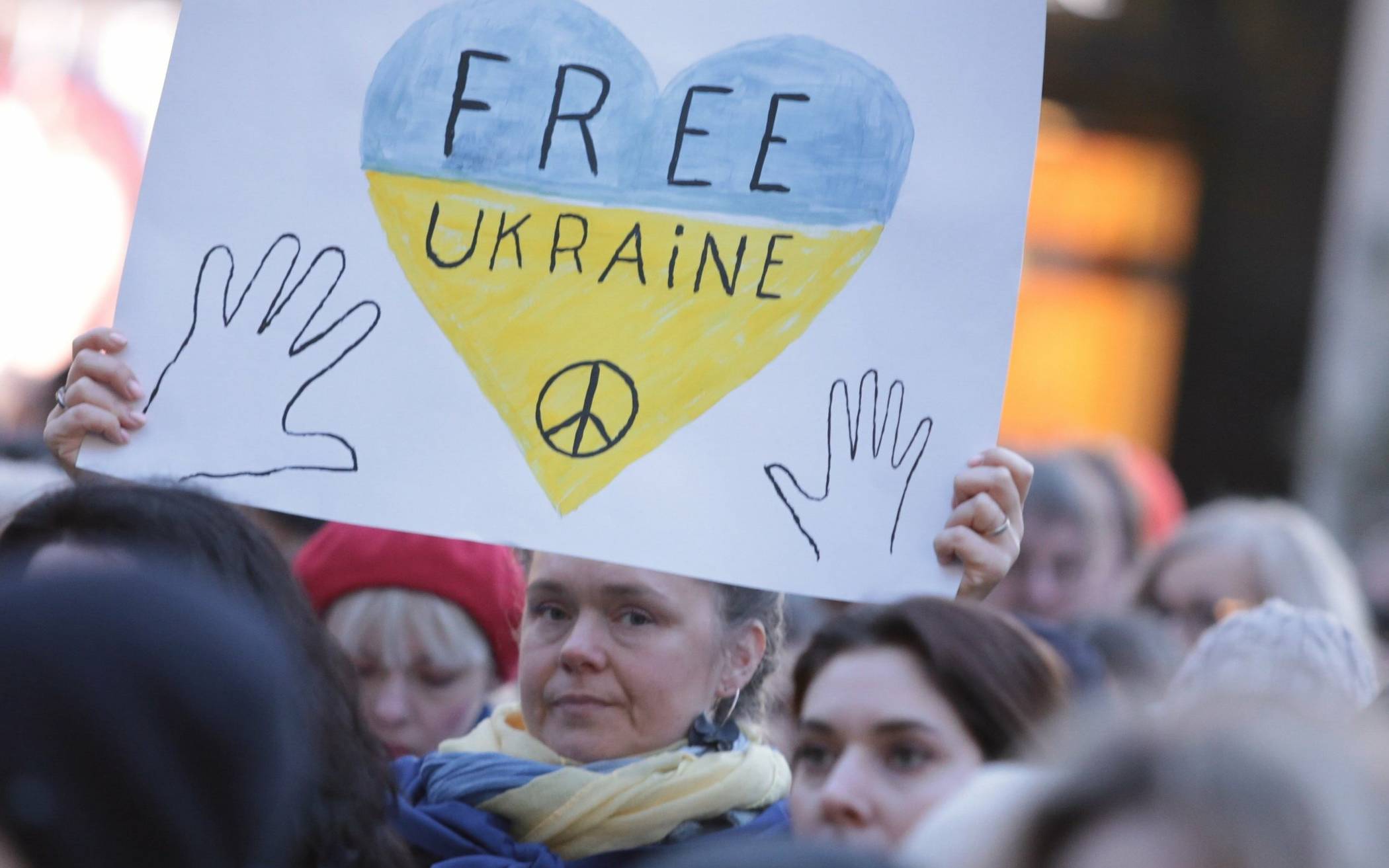  Zahlreiche Menschen nahmen an der Kundgebung des Blau-Gelben Kreuzes auf dem Schadowplatz teil und zeigten sich solidarisch mit der Ukraine. Foto: Stadt/ Ingo Lammert 