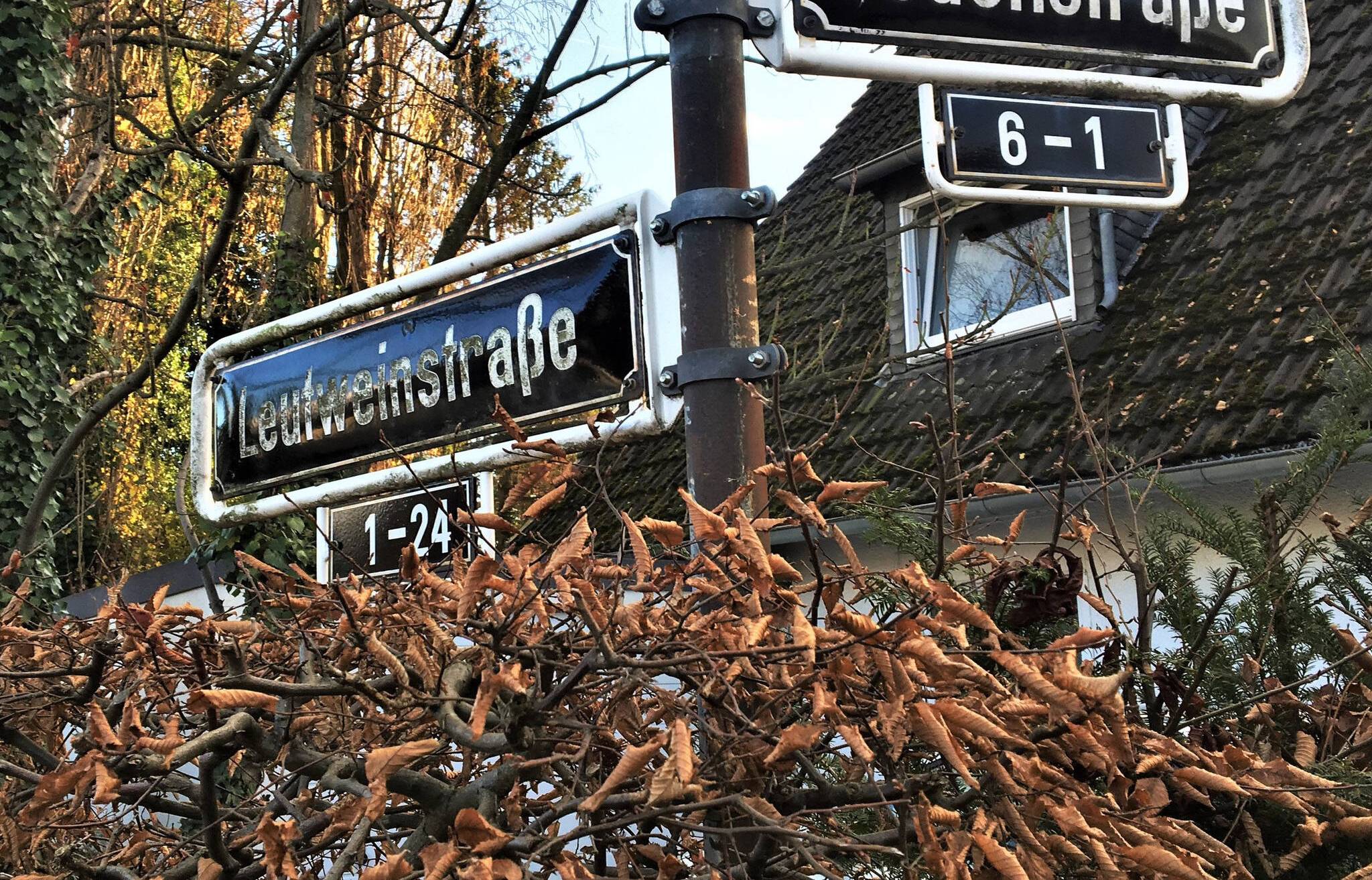 Die Umbenennung historisch belasteter Straßennamen ist vom Stadtrat auf den Weg gebracht - aus der Leutweinstraße in Urdenbach wird etwa der Auenblick. Foto: Archiv 