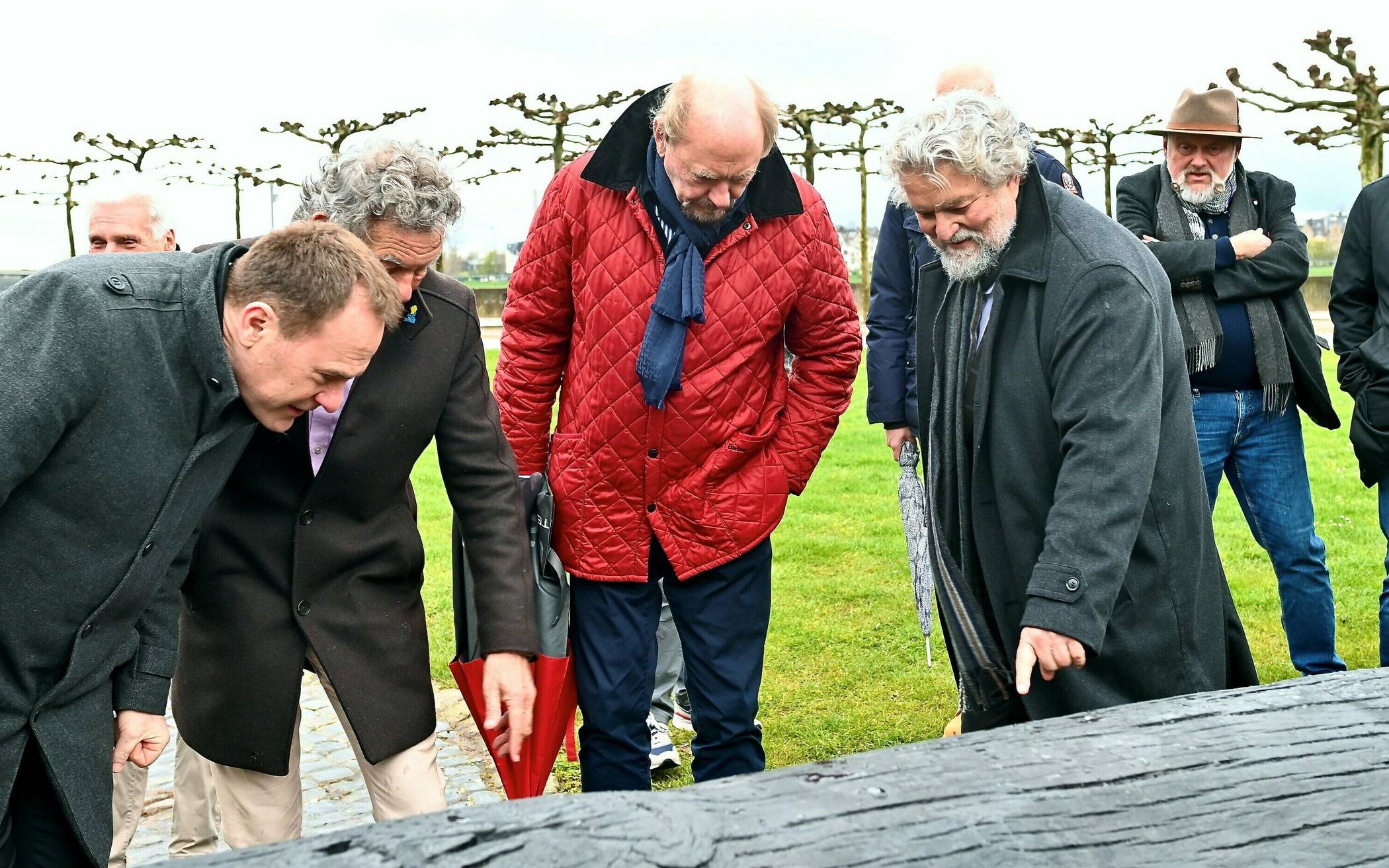  Der Bronze-Guss wird bewundert: Oberbürgermeister Stephan Keller, Baas Wolfgang Rolshoven, Vizebaas Reinhold Halhege und Tischnbaas Joachim Umbach (v. l.).  
