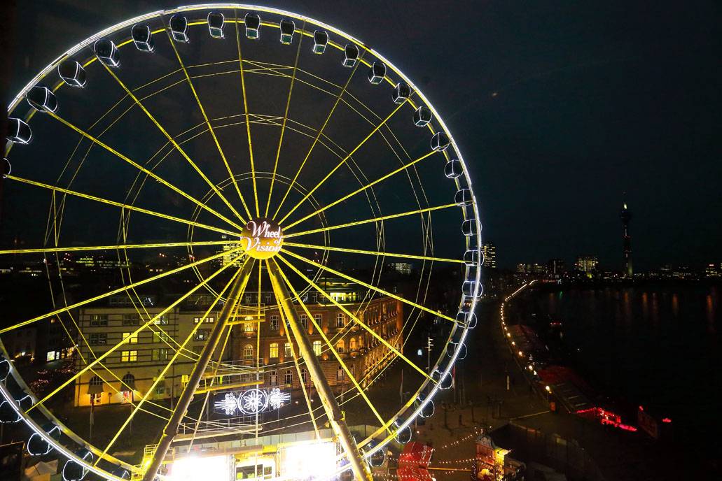 Riesenrad leuchtet für das Sportjahr 2017 in gelb