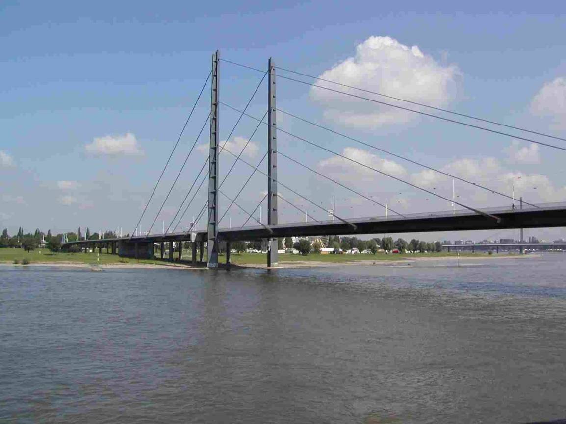 Rheinkniebrücke: Geländer bekommt neuen Korrosionsschutz