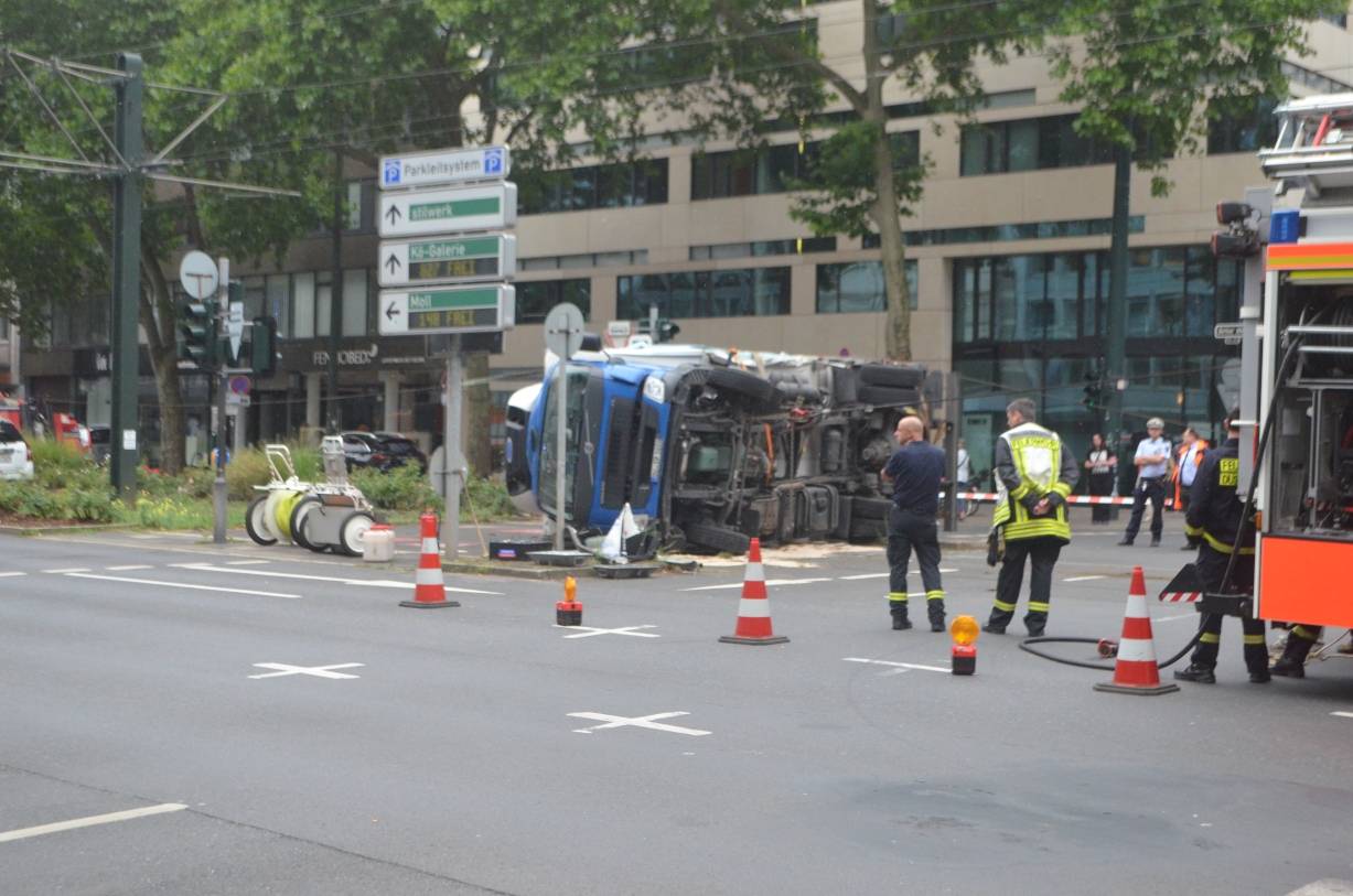 Drei Verletzte nach Zusammenstoß von Straßenbahn und Lkw auf der Berliner Allee