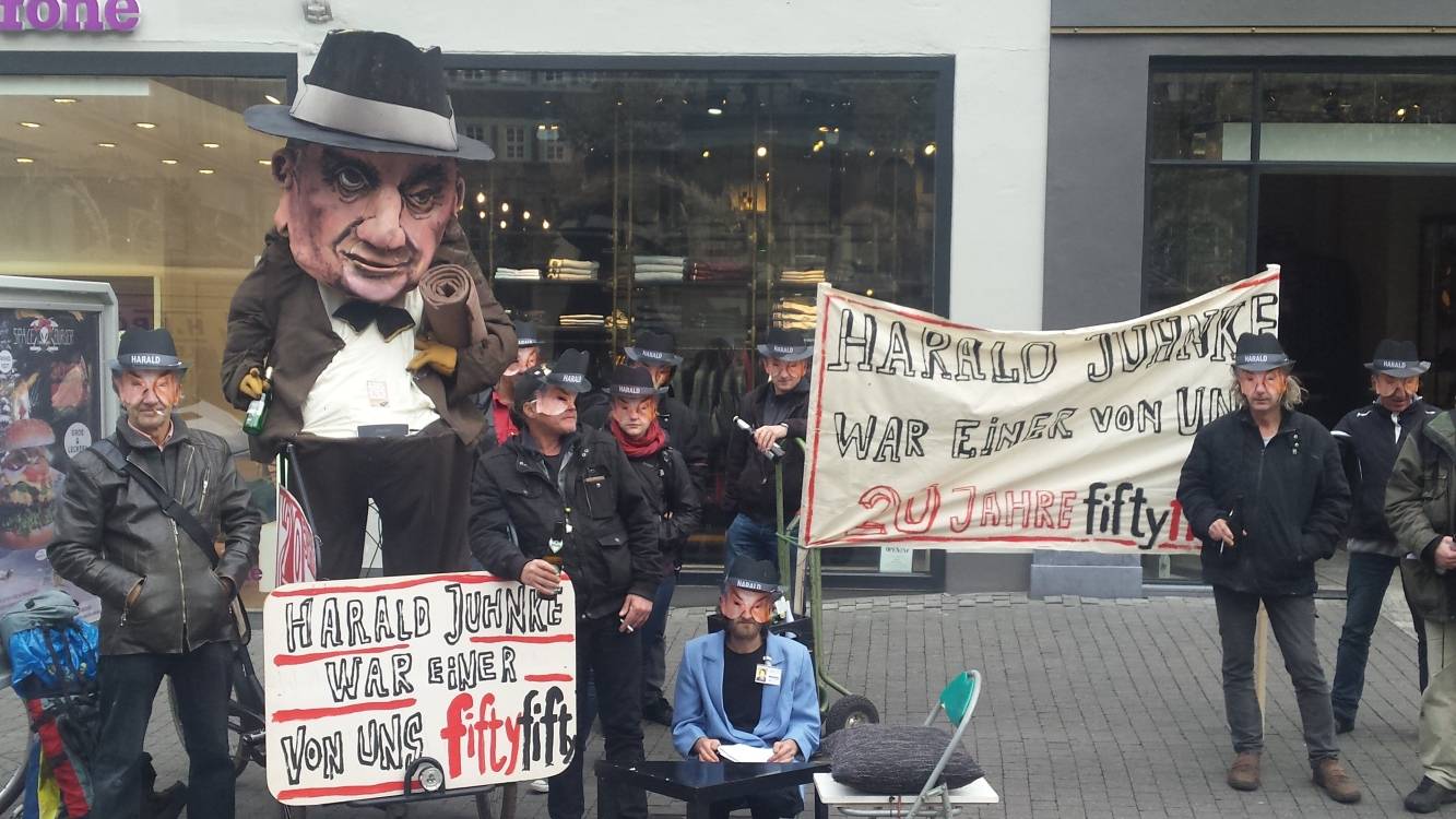 Hoppeditz-Protest der fiftyfifty-Verkäufer mit Juhnke-Puppe