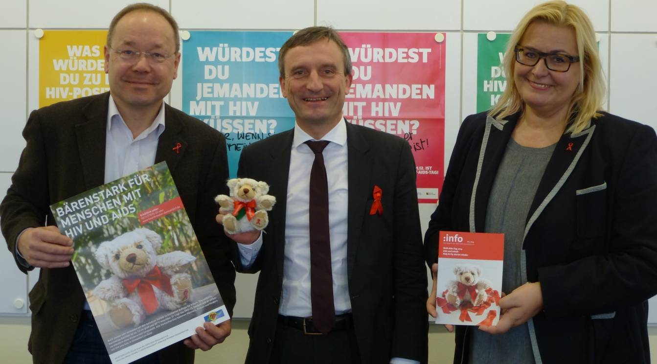 Welt-Aids-Tag: Auch OB Thomas Geisel trägt die rote Schleife der Solidarität