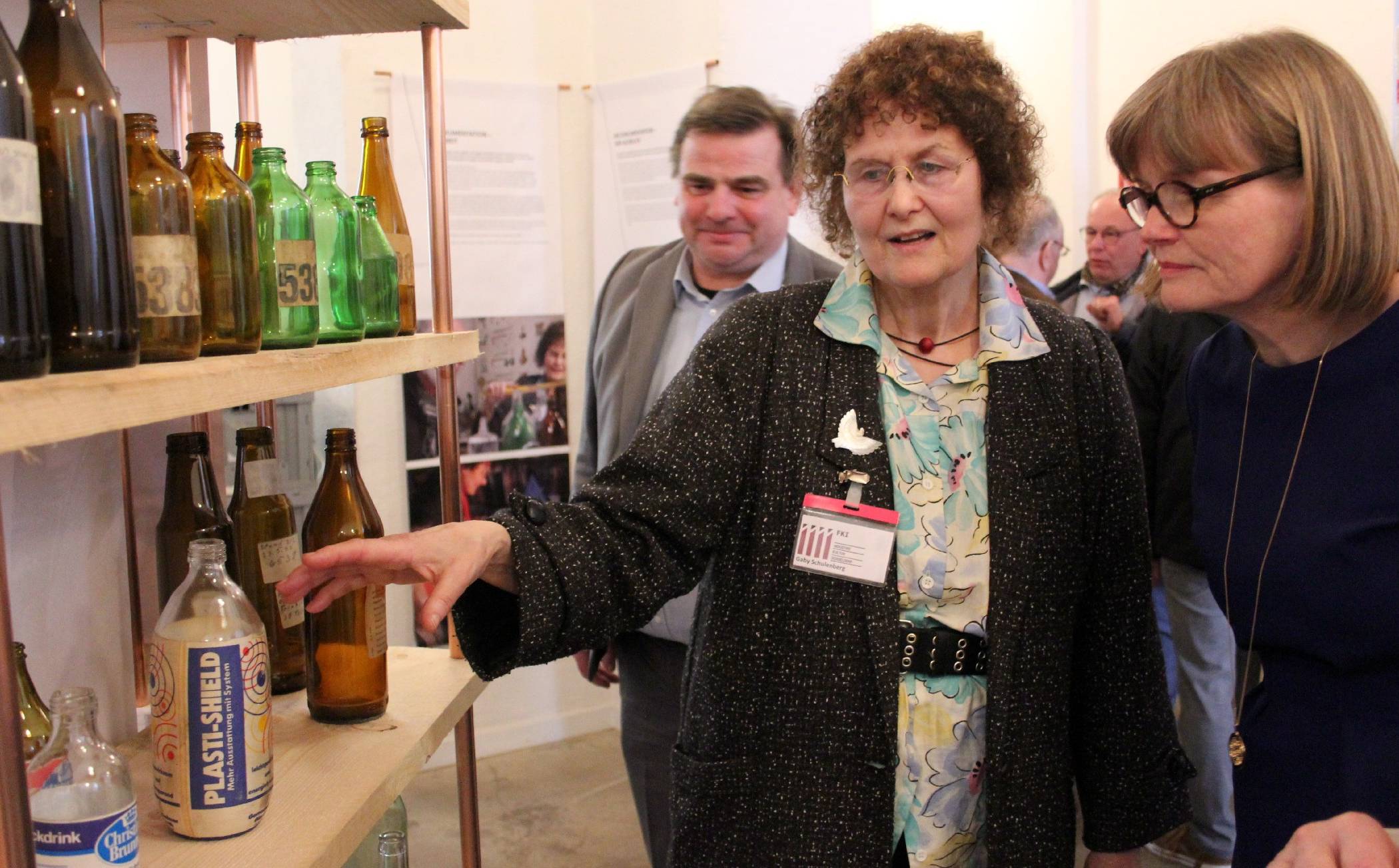  Klaudia Zepuntke (r.) lässt sich von Gaby Schulenberg Exponate des Flaschenschatzes erklären. 