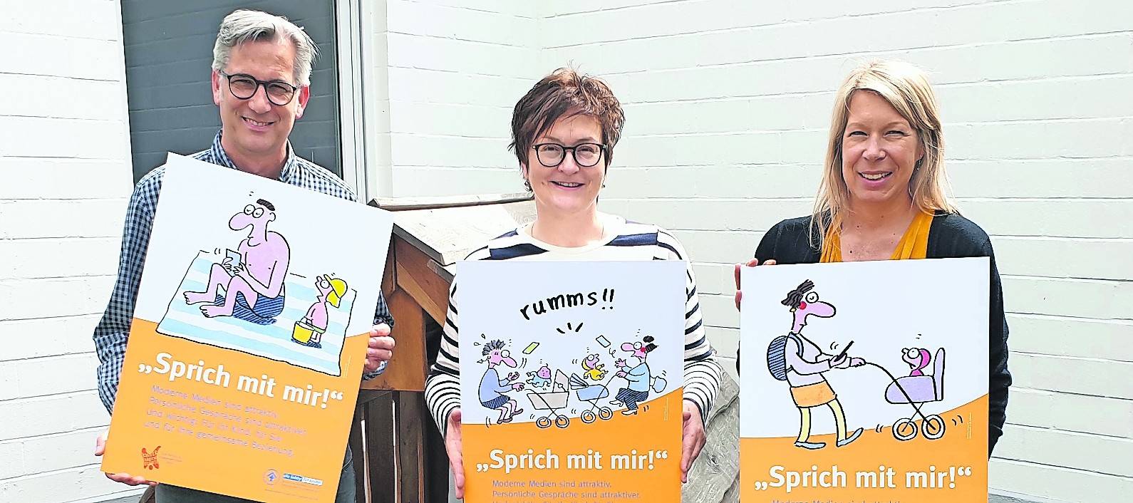 Hauke Duckwitz, Bettina Erlbruch und Anke Teesselink vom Kinderschutzbund präsentieren die drei Motive der Plakataktion „Sprich mit mir“.