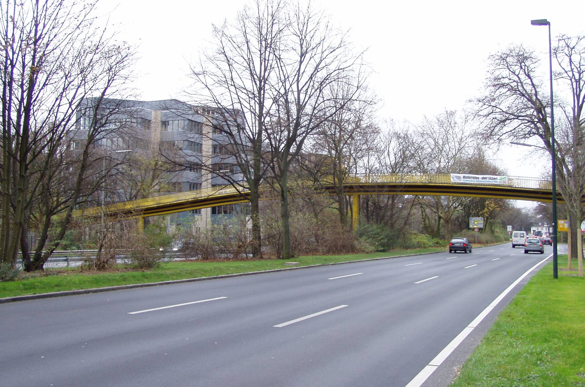  Die Fußgängerbrücke über den Kennedydamm in Höhe der Hans-Böckler-Straße muss abgerissen werden.   