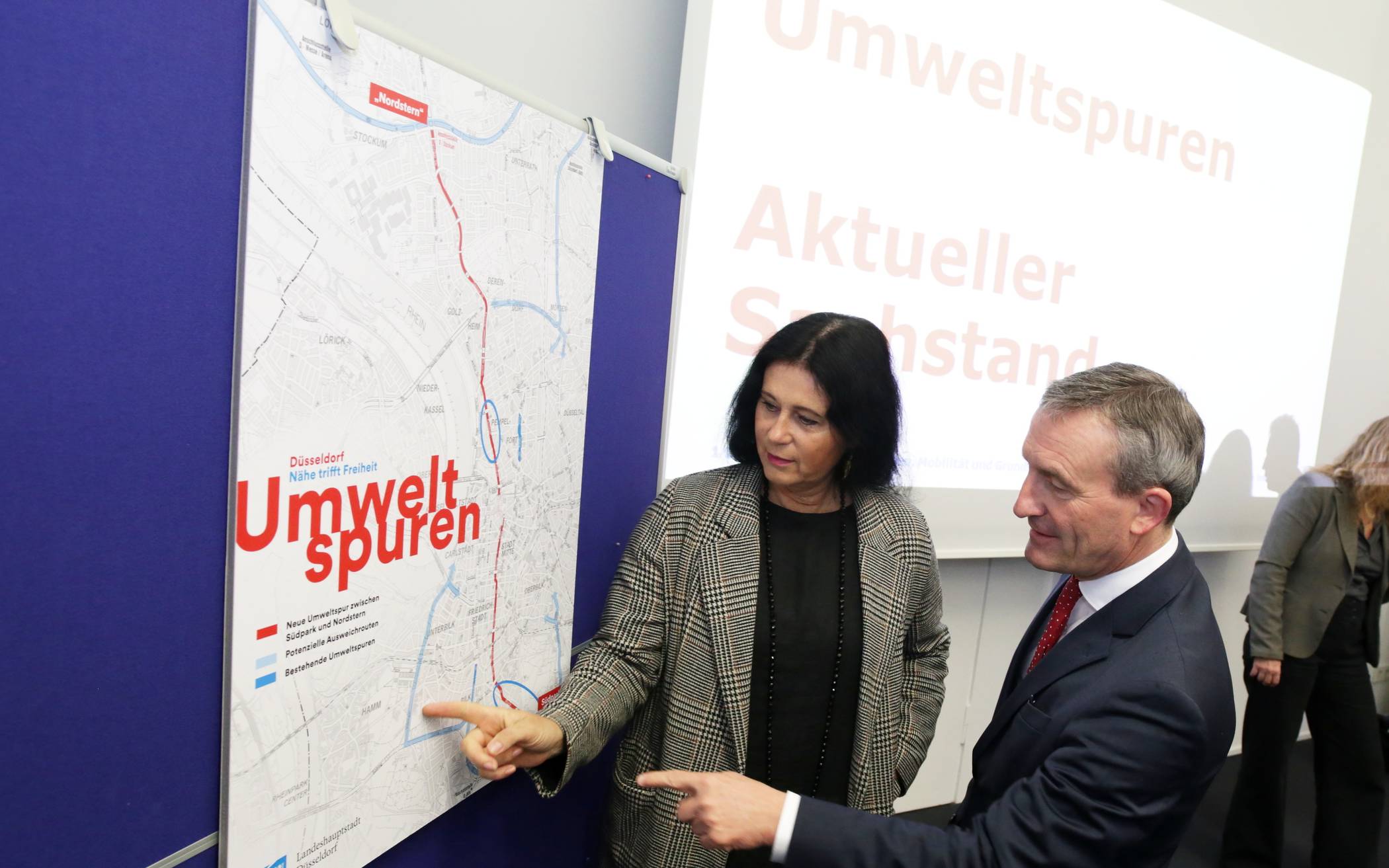 Stellten die dritte Umweltspur der Öffentlichkeit vor: Oberbürgermeister Thomas Geisel und Verkehrsdezernentin Cornelia Zuschke. 