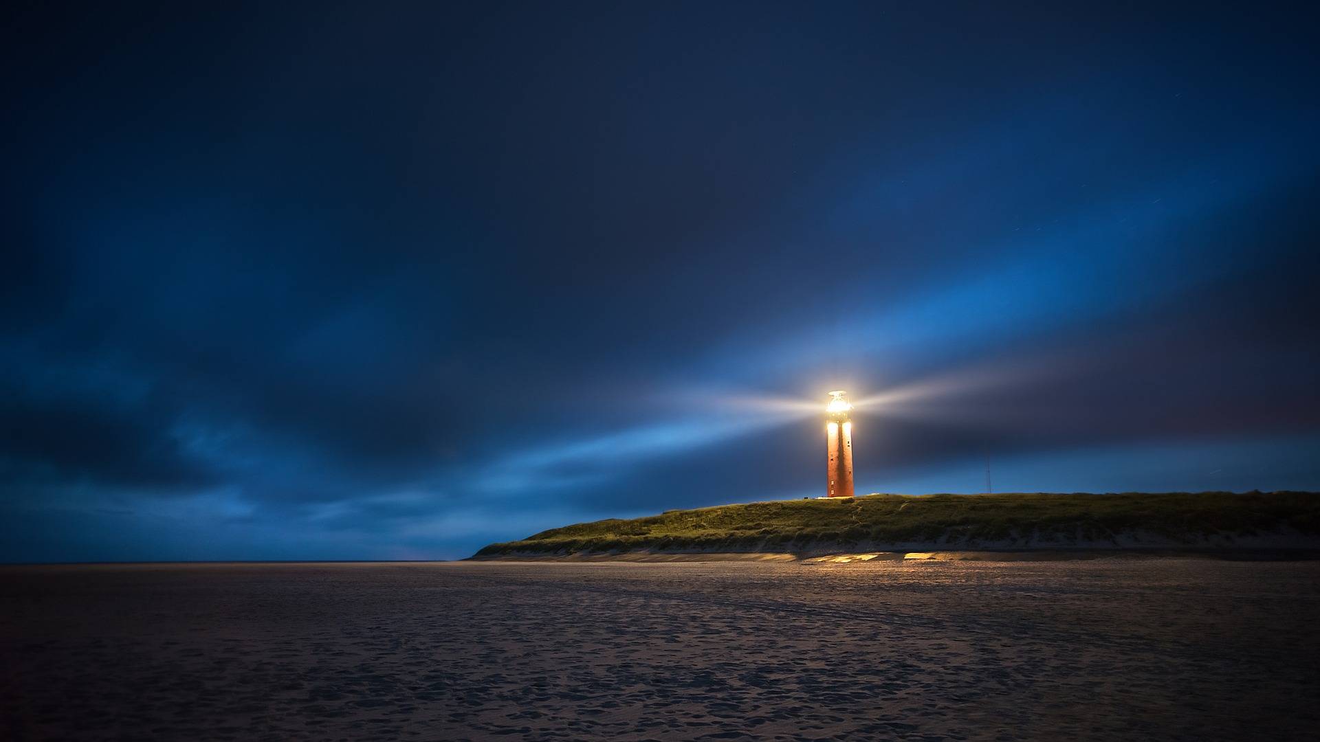  Die niederländische Insel Texel zieht Jahr für Jahr zahlreiche Touristen an. Hier gibt es Meer, Strand und Leuchttürme praktisch direkt für der Haustür. 