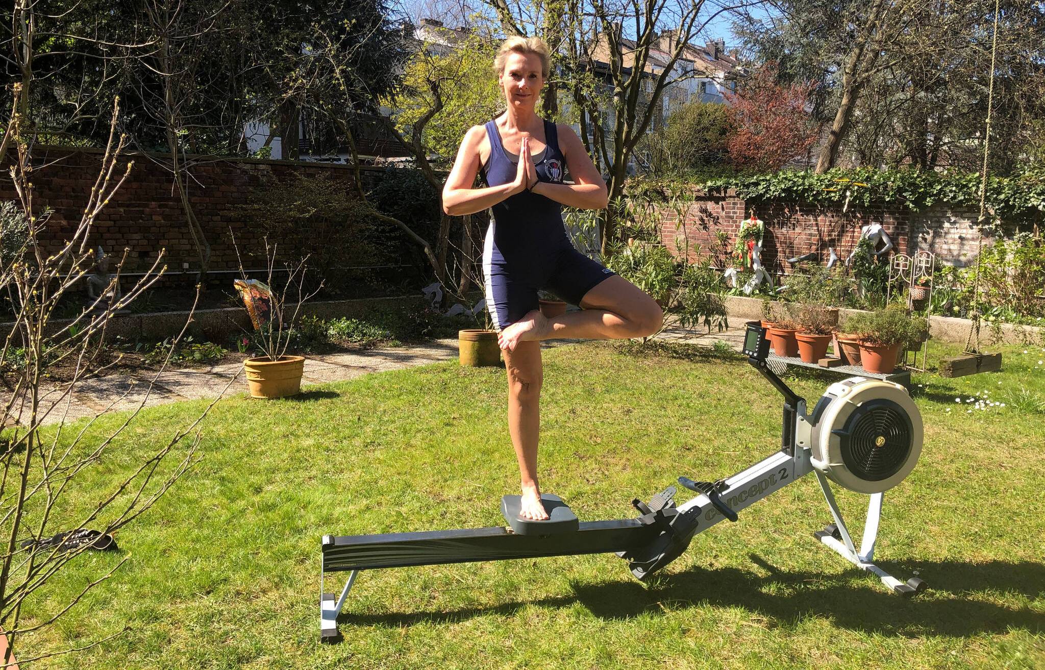  Bleibt in Form: Kathrin Schmack beim Training im heimischen Garten. 