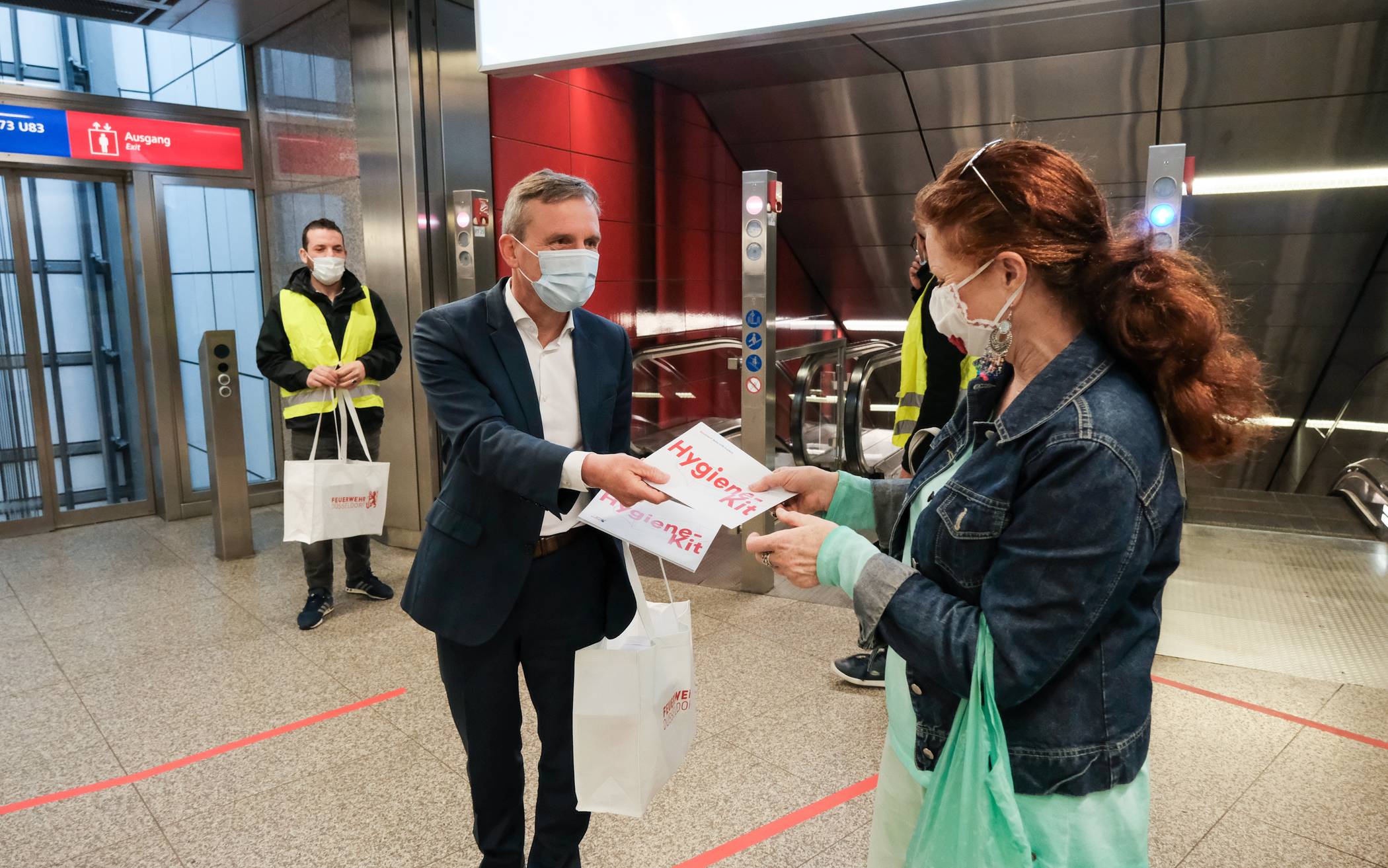  Thomas Geisel verteilt mit Klaus Klar und Markus Jablonski (Real) Schutzmasken für die Rheinbahn-Fahrgäste.Foto: Stadt/ Michael Gstettenbauer 