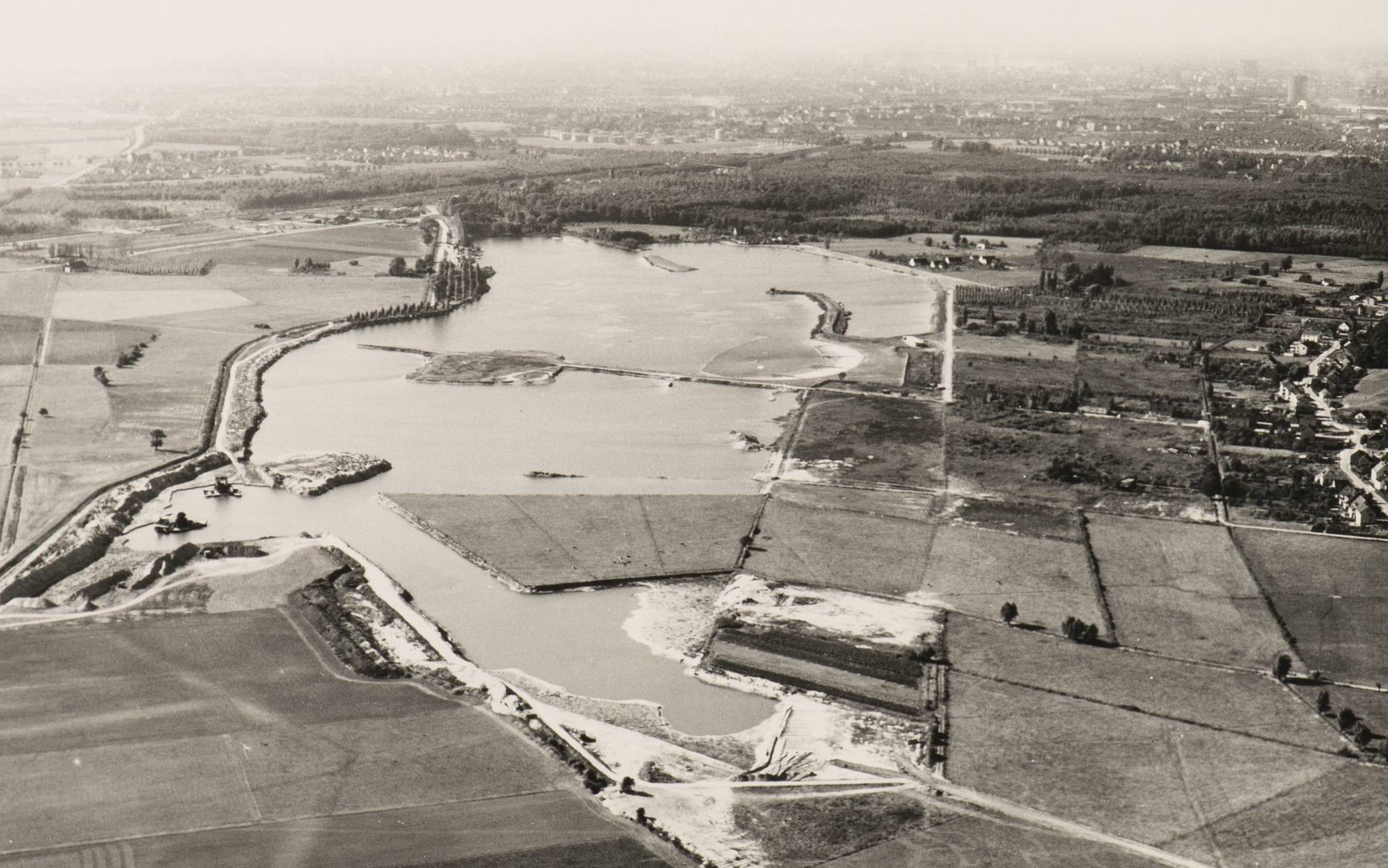  Eine Aufnahme aus dem Jahr 1959: Ein Blick in Richtung Westen auf den Unterbacher See, im Hintergrund der Eller Forst. 