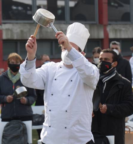  Gastro-Beschäftigte protestieren am Mittwoch lautstark für Öffnungsstrategie und Mindest-Kurzarbeitergeld vorm Landtag. 
