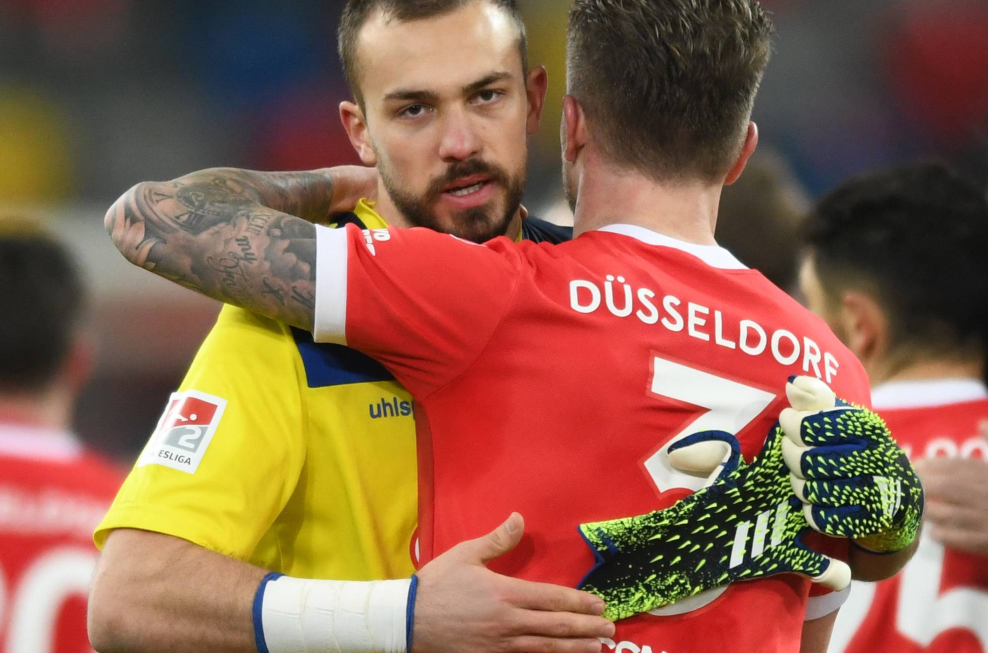  Abwehrmann André Hoffmann umarmt Torwart Florian Kastenmeier. Kann die Team-Geschlossenheit zu Fortunas Pluspunkt im Aufstiegsrennen werden. 