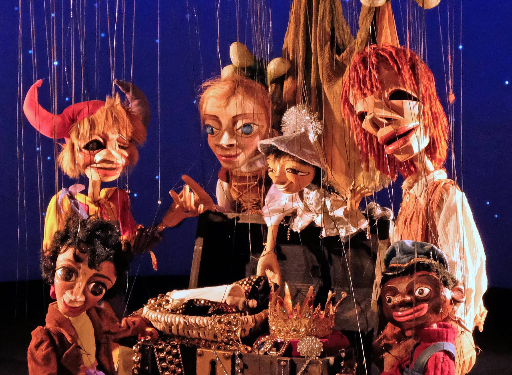  Symbolisches „Dankeschön-Foto“ - die Marionetten aus der Carlstadt scharen sich um eine Spenden-Schatztruhe. 