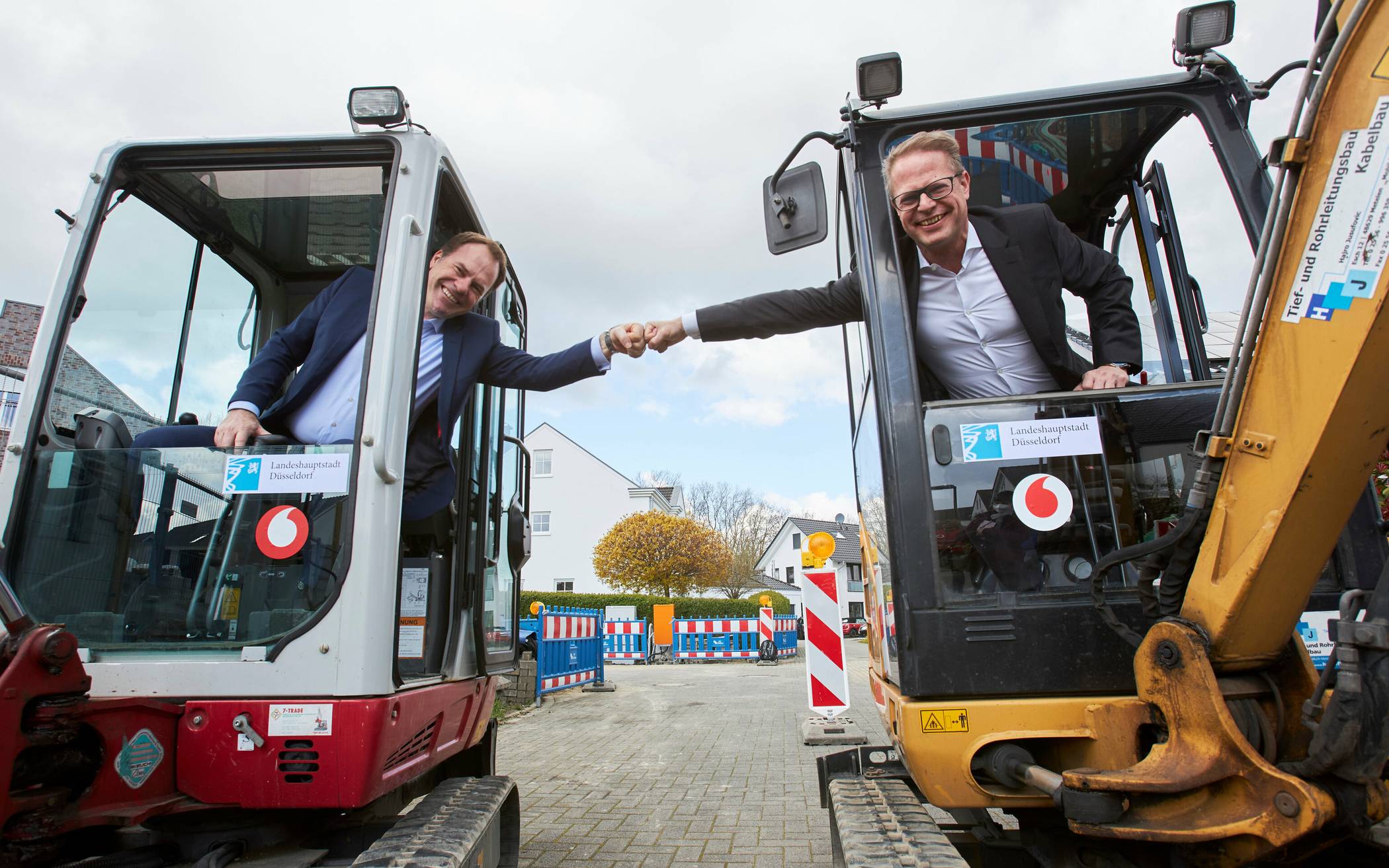  OB Dr. Stephan Keller (l.) und Vodafone-Firmenkundenchef Alexander Saul auf der Glasfaser-Baustelle in Wittlaer. 