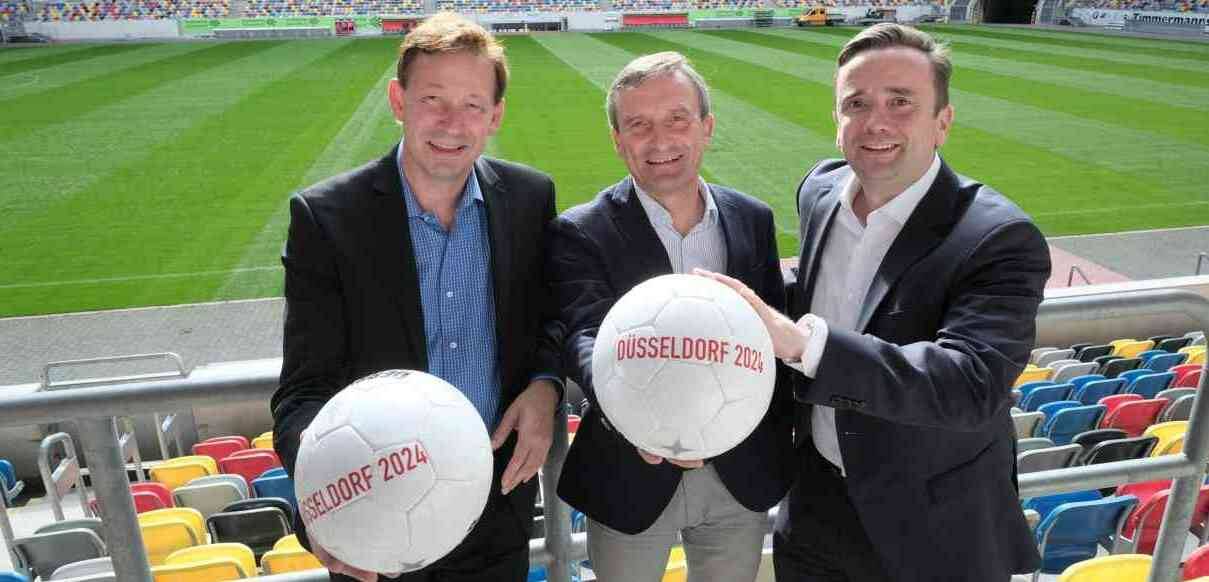  Im September 2017 freuten sich Stadtdirektor Burkhard Hintzsche, Ex-OB Thomas Geisel und Martin Ammermann, heute Prokurist D Live/ Sports (v. l.), über den nationalen EM-Zuschlag. Ein Jahr später bestimmte die Uefa Deutschland als Ausrichter. Foto: Archiv/ Stadt 