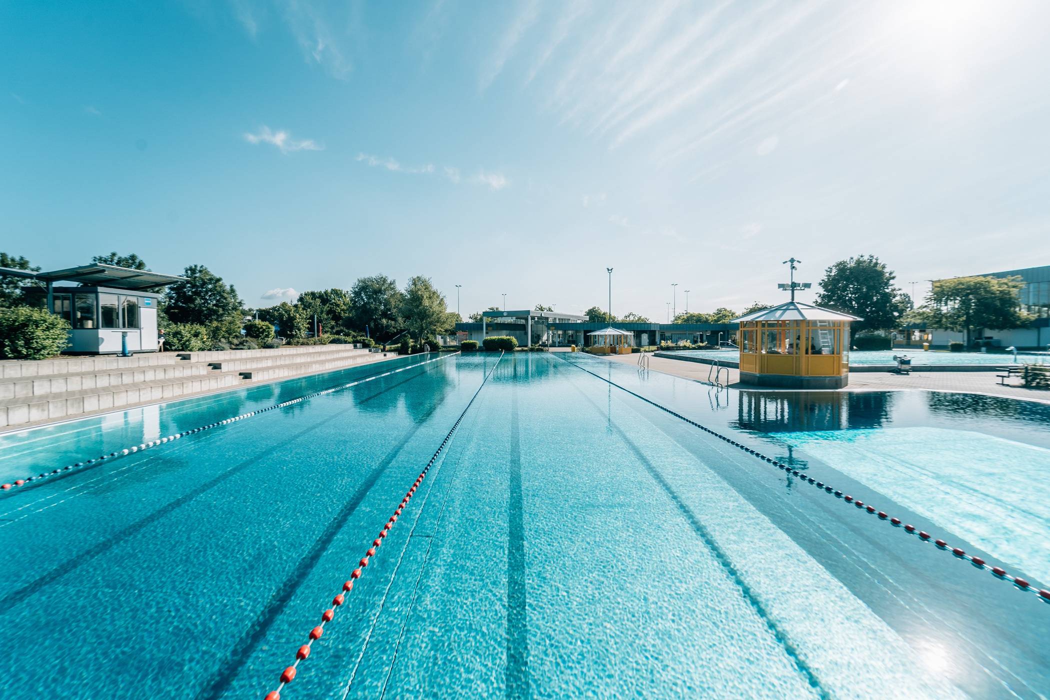  Das Rheinbad in Stockum wartet. Mit Negativ-Test oder Impfnachweis kann es ab Samstag wieder ins Freibad gehen. 