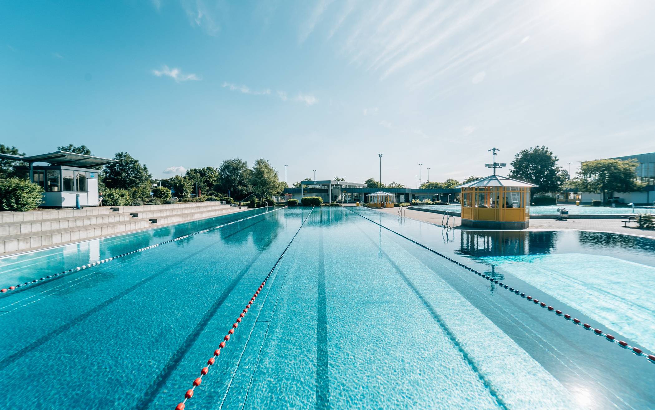  Das Rheinbad in Stockum wartet. Mit Negativ-Test oder Impfnachweis kann es ab Samstag wieder ins Freibad gehen. 