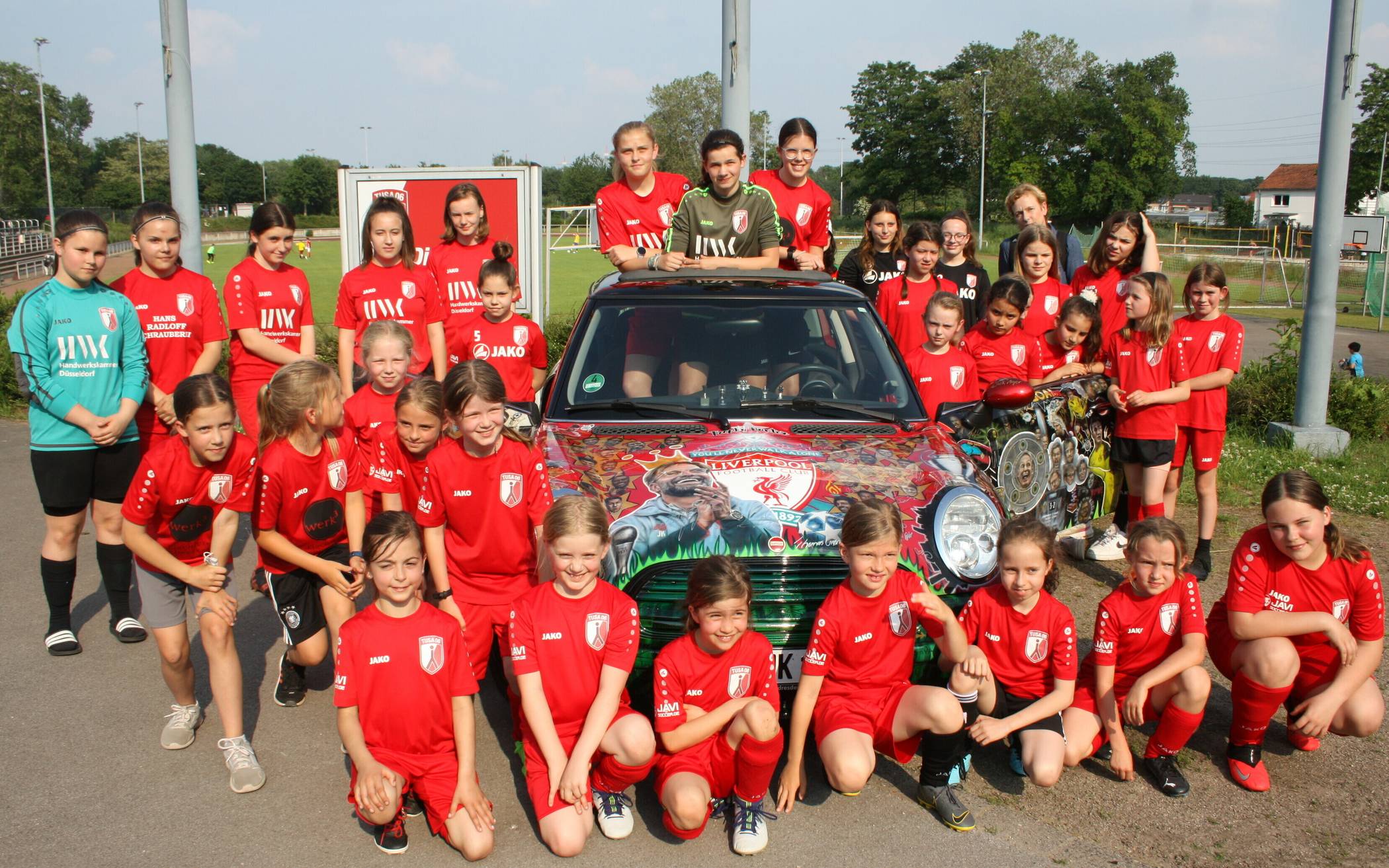 Die Mädchenfußballerinnen der Tusa am „KloppoCar“