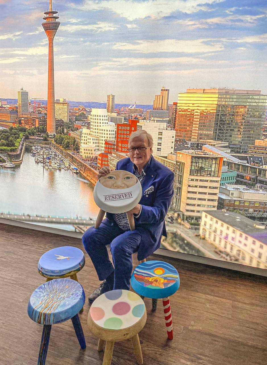  Unicef-Netzwerker Heribert Klein mit kunstvoll bearbeiteten Holzschemeln - „Im Oktober werden sie in Düsseldorf ausgestellt. Dann können auch schon erste Versteigerungsgebote gemacht werden. Ausgangspreis sind 1000 Euro.“ Der genaue Termin steht noch nicht fest. 