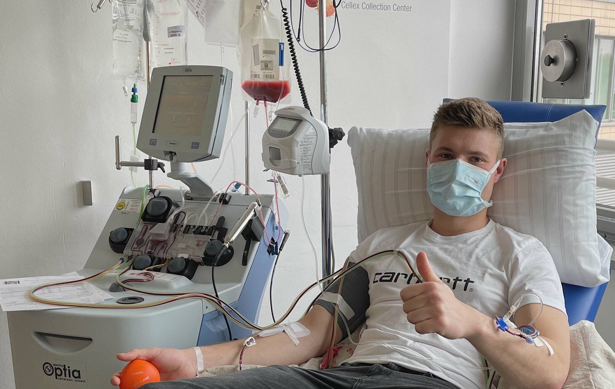  Die Stammzellen, die Feuerwehrmann André von der DKMS entnommen wurden, halfen einer 30-jährigen Italienerin dabei, den Kampf gegen den Blutkrebs zu gewinnen. 