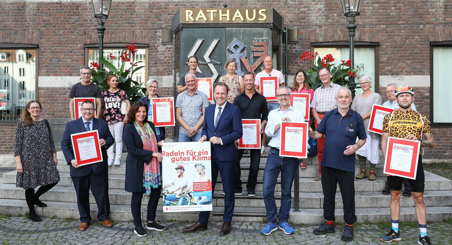  Oberbürgermeister Dr. Stephan Keller hat mit Umeltdezernentin Helga Stulgies im Rathaus die zwölf siegreichen Düsseldorfer Teams im Stadtradeln 2021 ausgezeichnet. 