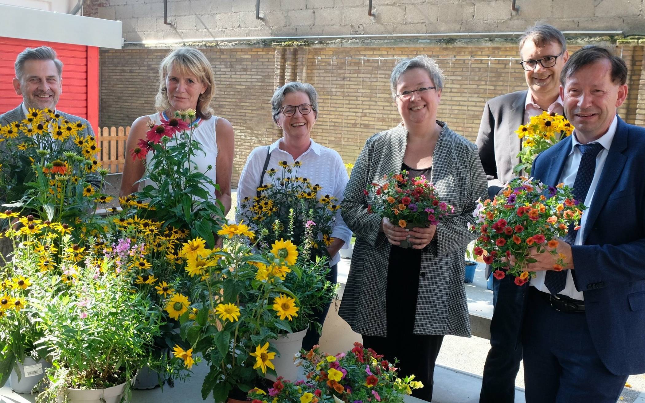   Stadtdirektor Burkhard Hintzsche, Ratsherr Dr. Thorsten Graeßner, Schulleiterin Andrea Ziehsler, Schulamtsleiterin Dagmar Wandt, Sabine Tüllmann von der Bürgerstiftung und Postcode-Geschäftsführer Sascha Maas (v. r.) auf dem neu entsiegelten Hof der St. Michael-Schule In Lierenfeld.     