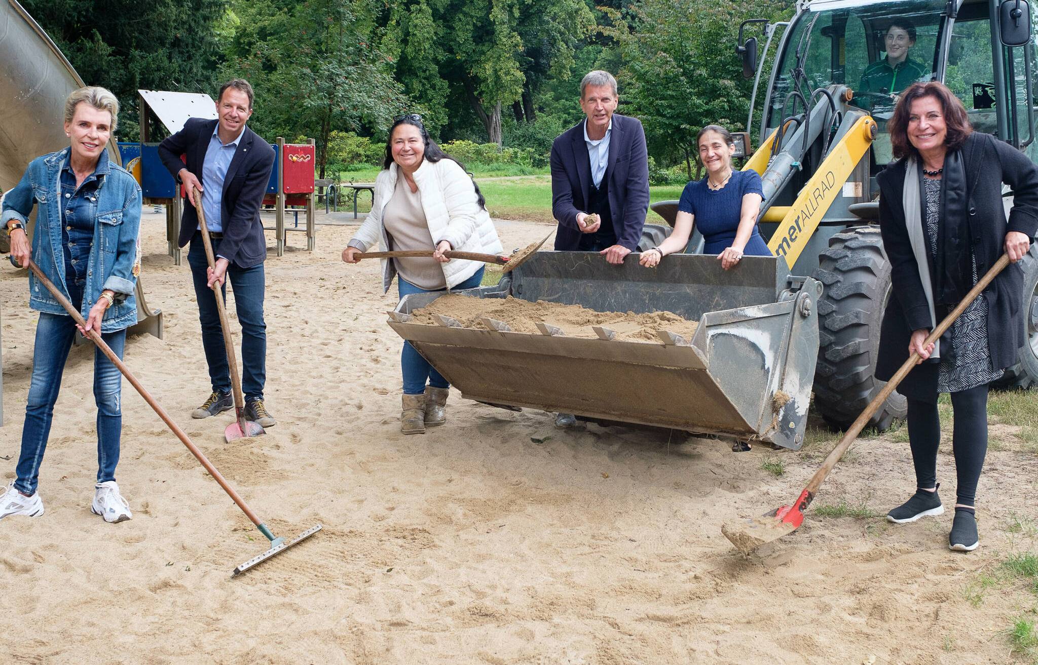   Verteilten den Sand auf dem Spielplatz (v. l.): Michaela Rentmeister (Sterntaler), Matthias Pasch (Gartenamt), Caroline Sader-Merz (Sterntaler), Bürgermeister Josef Hinkel, Sabine Droste (Sterntaler) und Gründezernentin Helga Stulgies.   