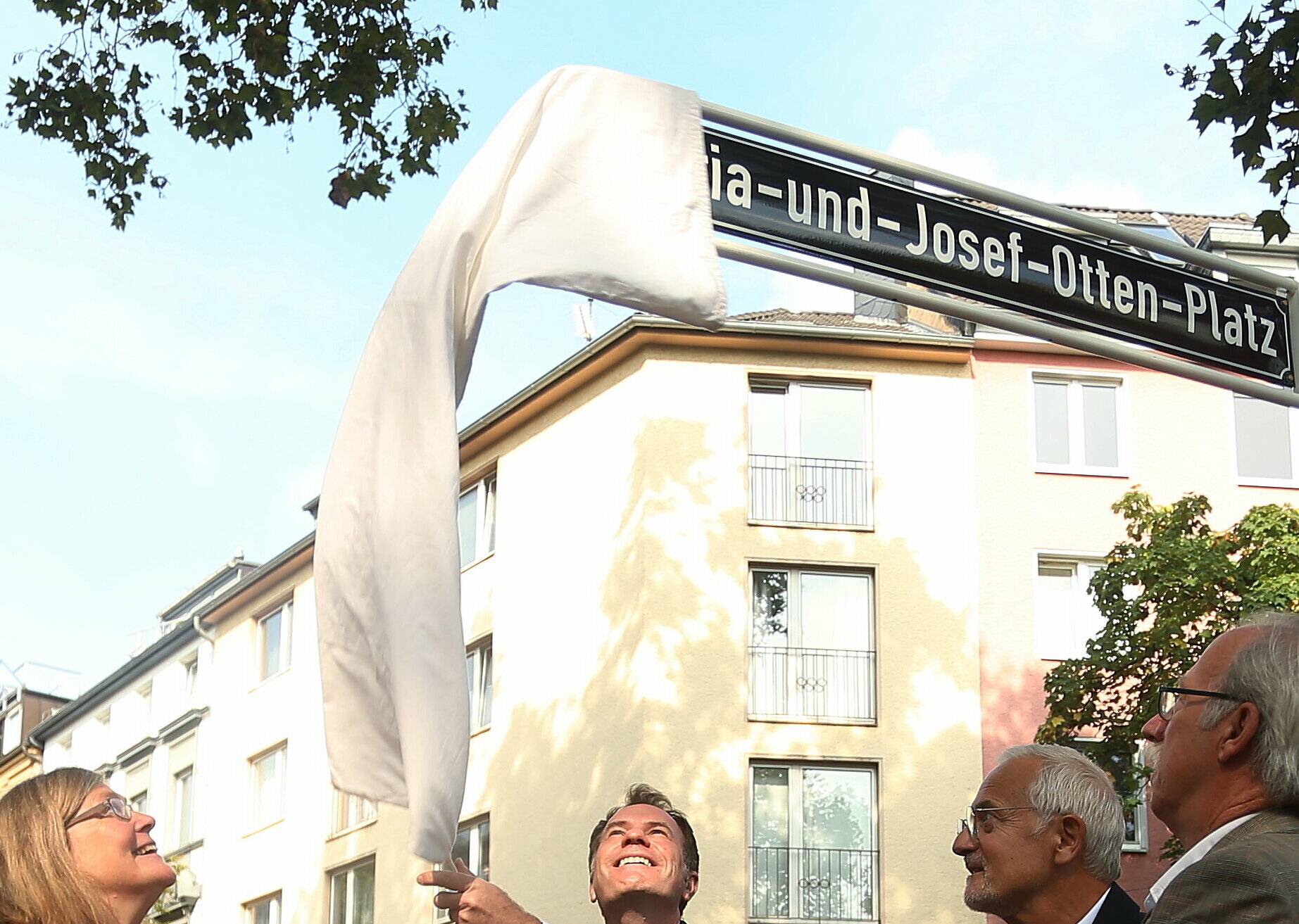  Einweihung von Maria-und-Josef-Otten-Platz in Pempelfort  und Hans Aring-Platz (Foto unten) in Wersten. 