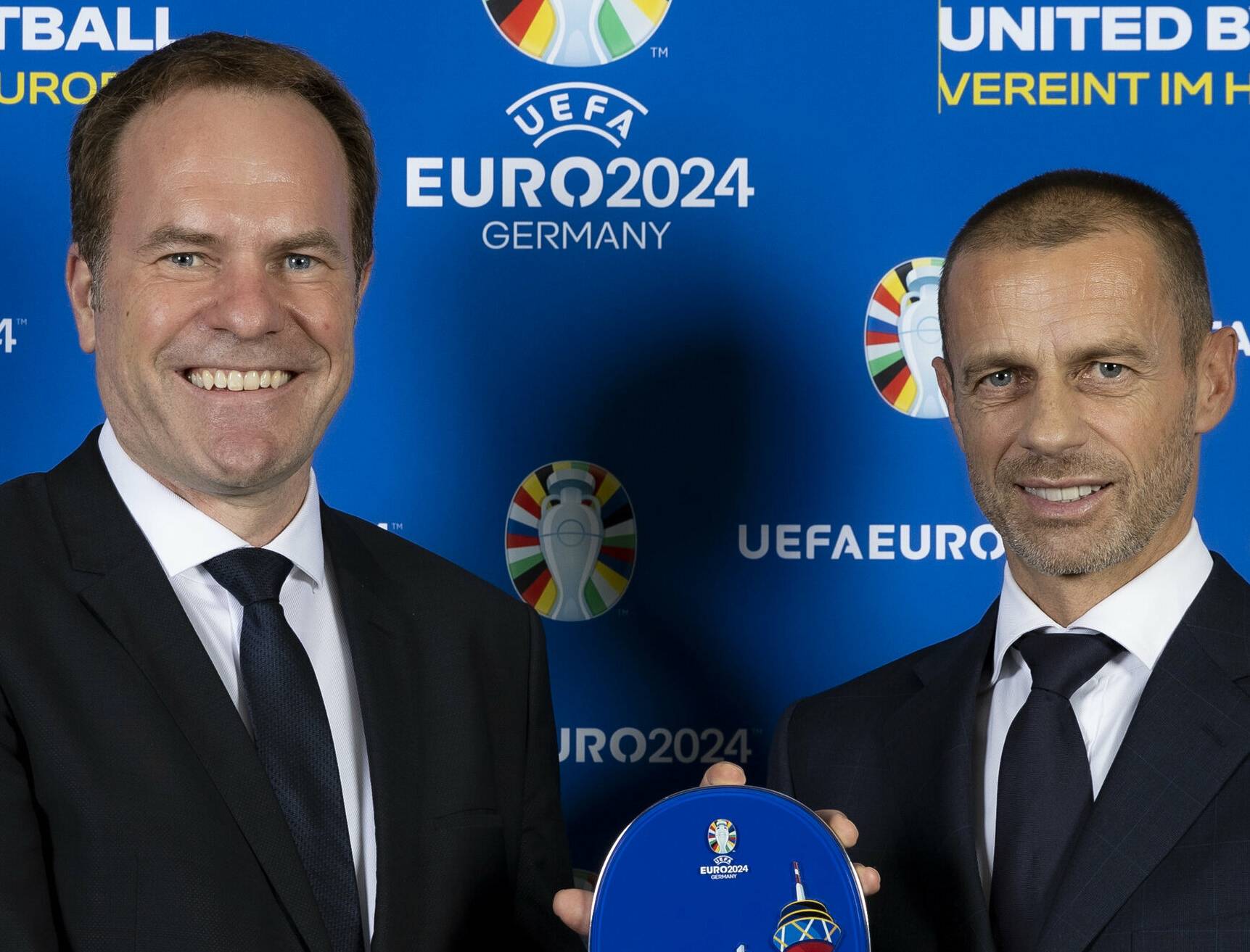  Oberbürgermeister Dr. Stephan Keller und UEFA-Präsident Aleksander Čeferin mit dem EM-Logo Düsseldorfs.   
