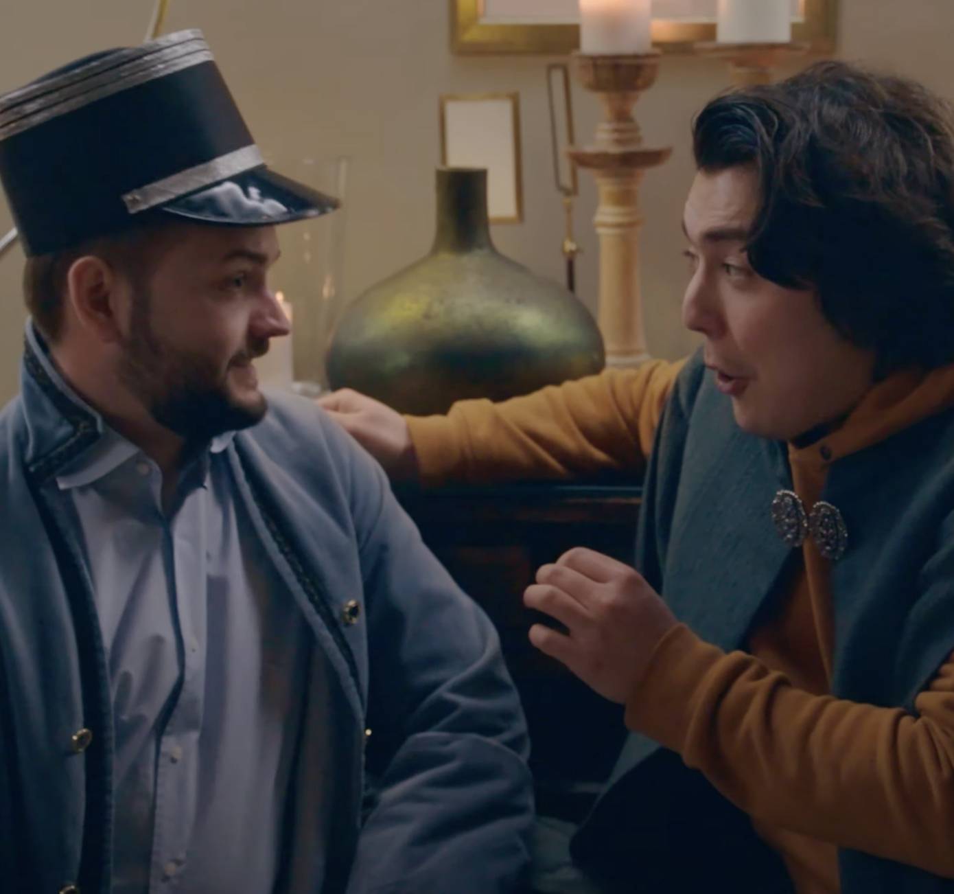  Lukas Schmidt (l.) als Graf Almaviva und Figaro Michael Terrada in „Der Barbier von Sevilla“. 